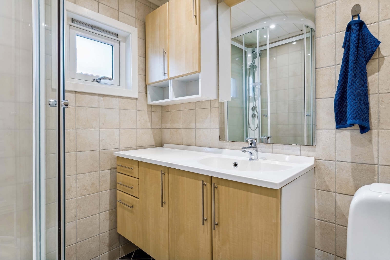 Flislagt bad med elektriske varmekabler. Badet er nedbetalt i løpet av 2026 og da er det varslet at felleskostnadene skal senkes med den delen av kostnadene. Det er stipulert til kr 700,- Galleribilde