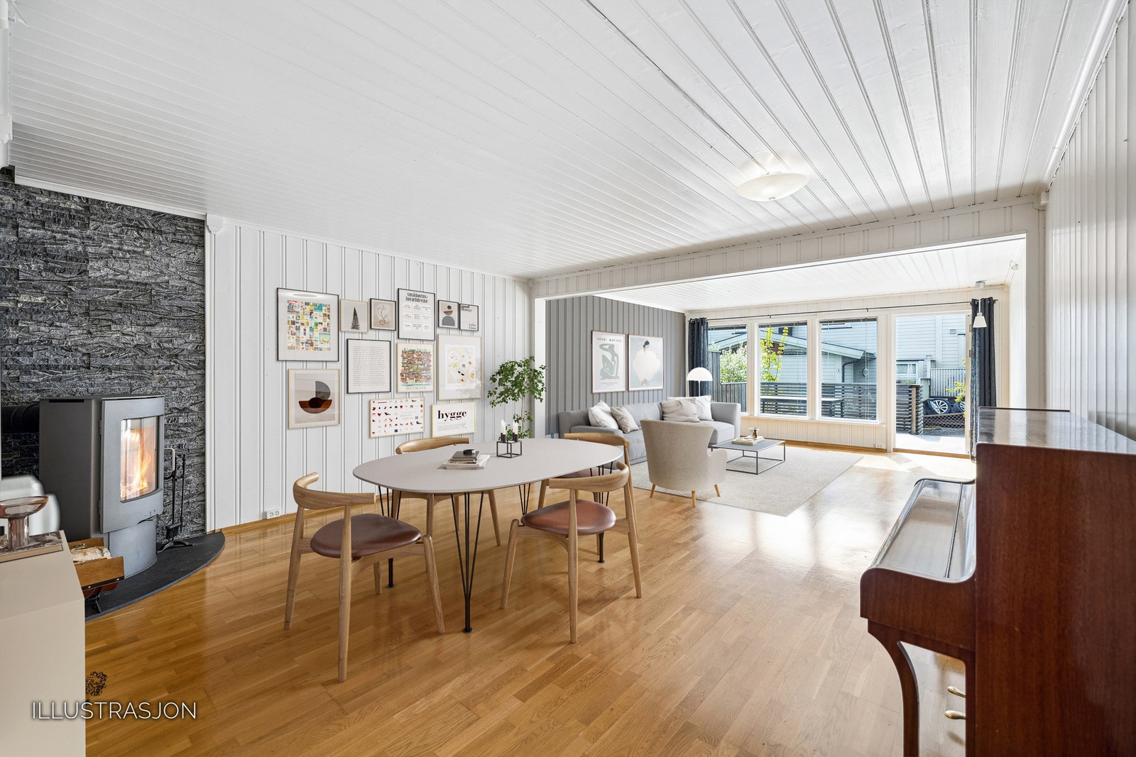 Stuen er romslig med plass til flere møbleringsmuligheter. Det er i enden av rommet stor vinduer som slipper godt med lys inn i boligen. Samt utgang til en solfylt flott veranda. Galleribilde