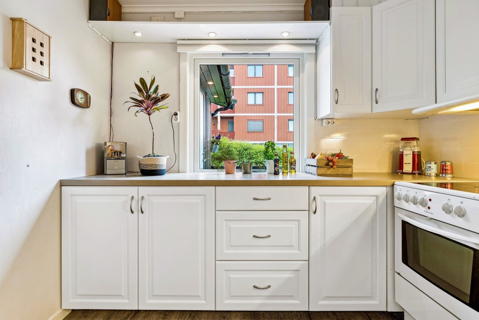 Koselig med vindu over kjøkkenbenken som slipper inn naturlig lys. Galleribilde