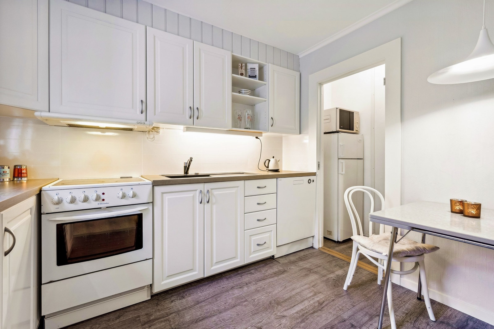 Fra kjøkkenet er det nedgang til kjelleren. Galleribilde