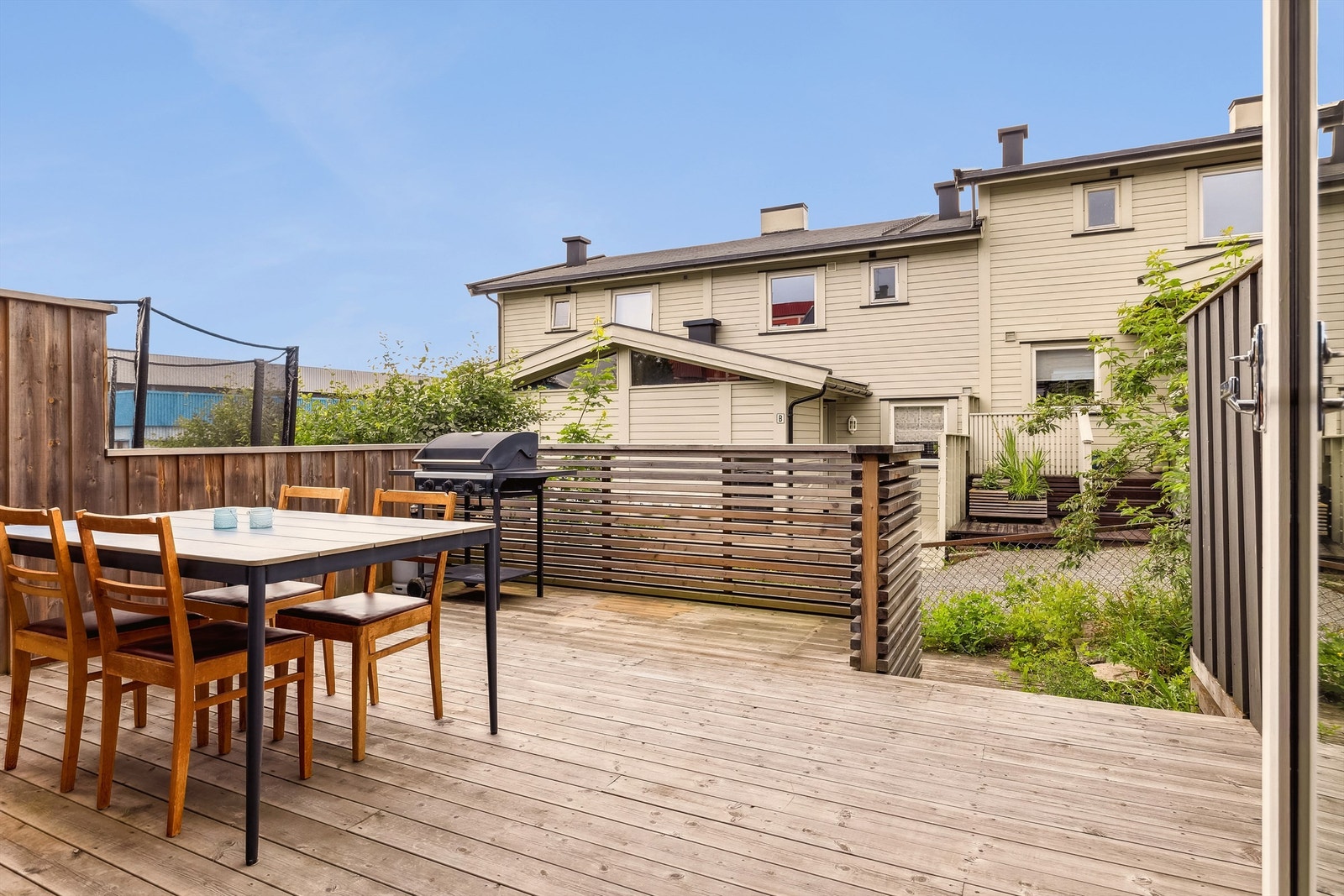 Stor velholdt terrasse i 1. etasje på 2 nivåer. God plass til utemøbler. Galleribilde