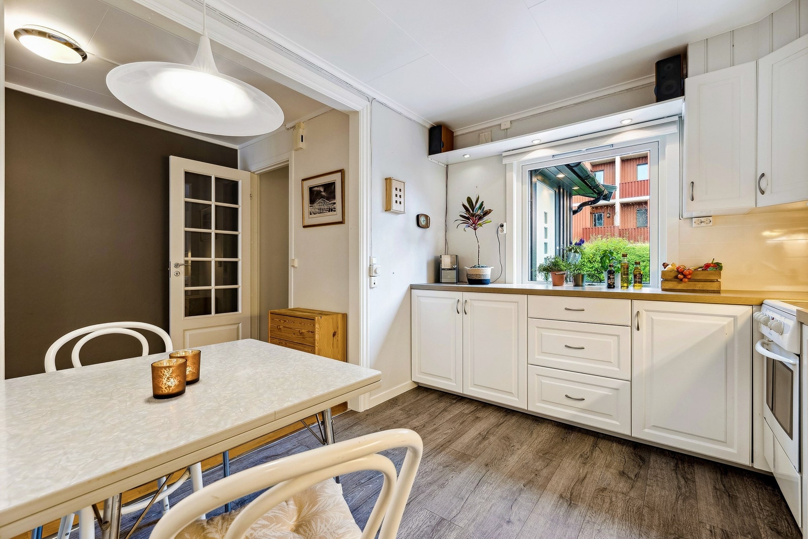 Fra et stort godt vindu ut mot fremsiden av bygget, har du god oversikt over når gjestene kommer. Galleribilde