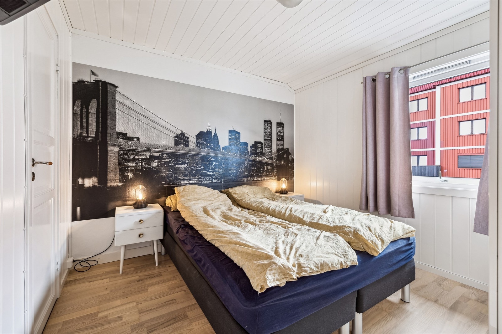 Soverom 3 er med utsikt mot siden for inngangspartiet. Dette rommet er østvendt. Her er det oppgang til et stort tørt avstengt loft, som man kan lagre det meste man ikke ønsker å ha fremme i hverdagen. Galleribilde