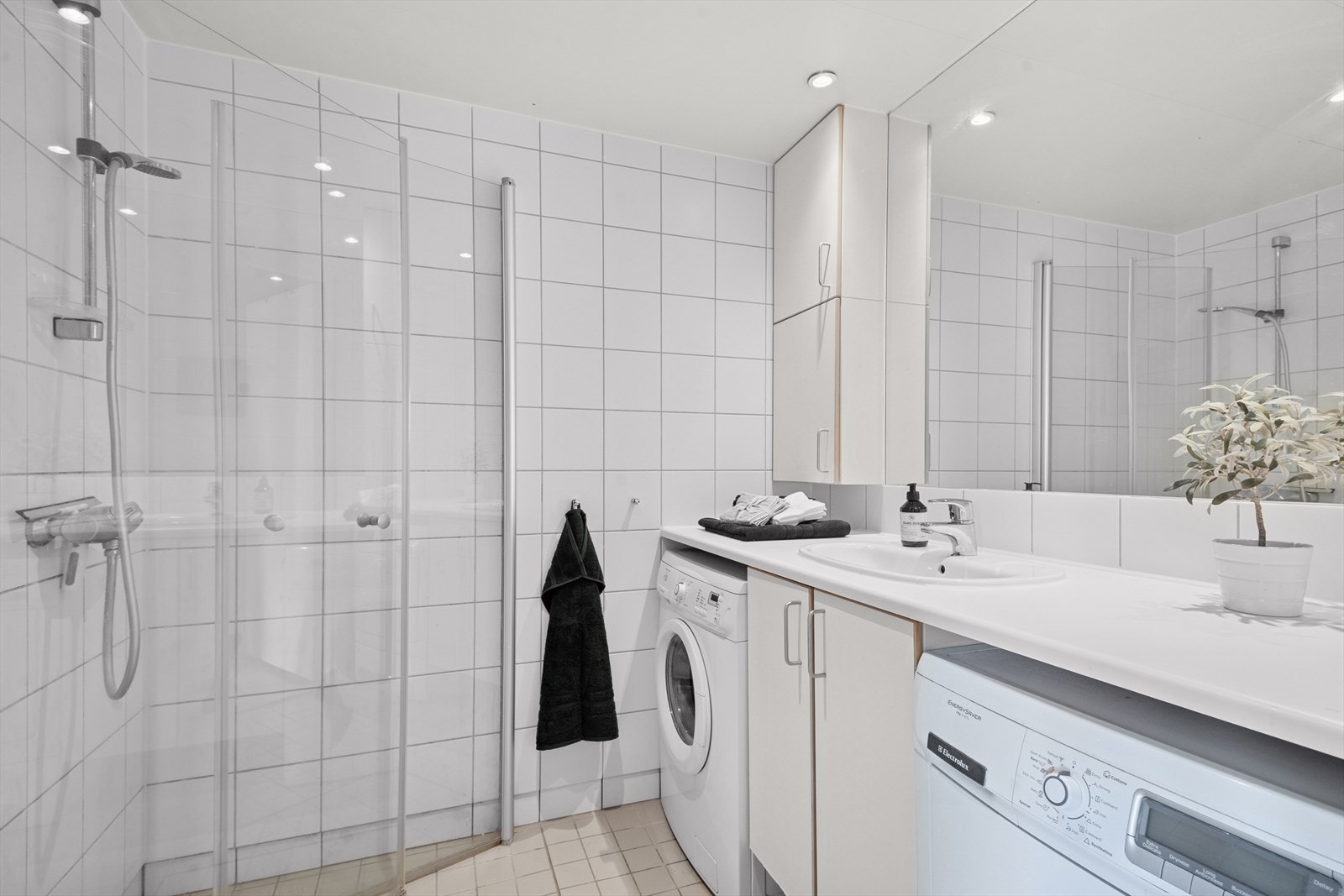 Fliselagt bad med varmekabler og opplegg for vaskemaskin. Galleribilde