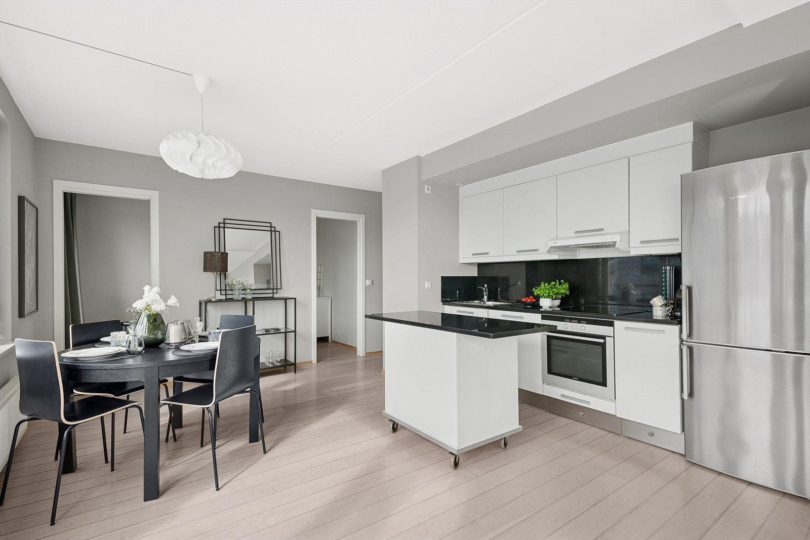 Praktisk kjøkkenøy på hjul. Galleribilde