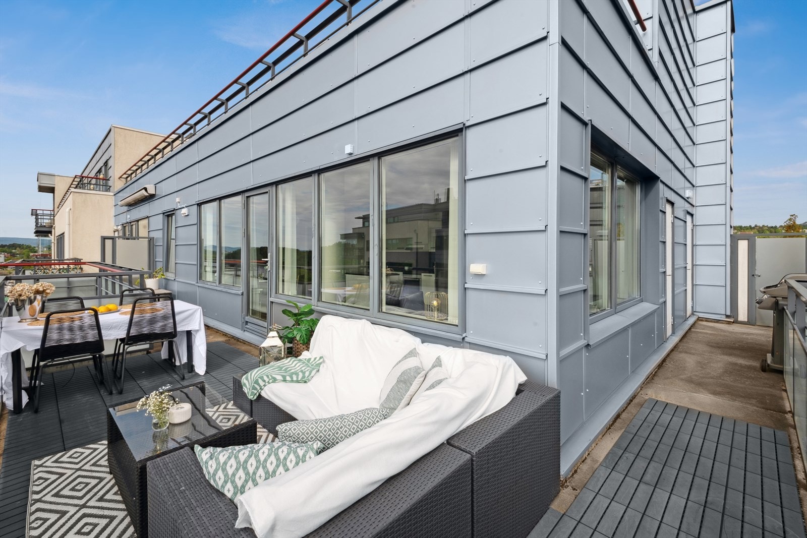 På terrassen er det en praktisk bod på ca. 1m². Det er tillatt med gassgrill i sameiet. Galleribilde