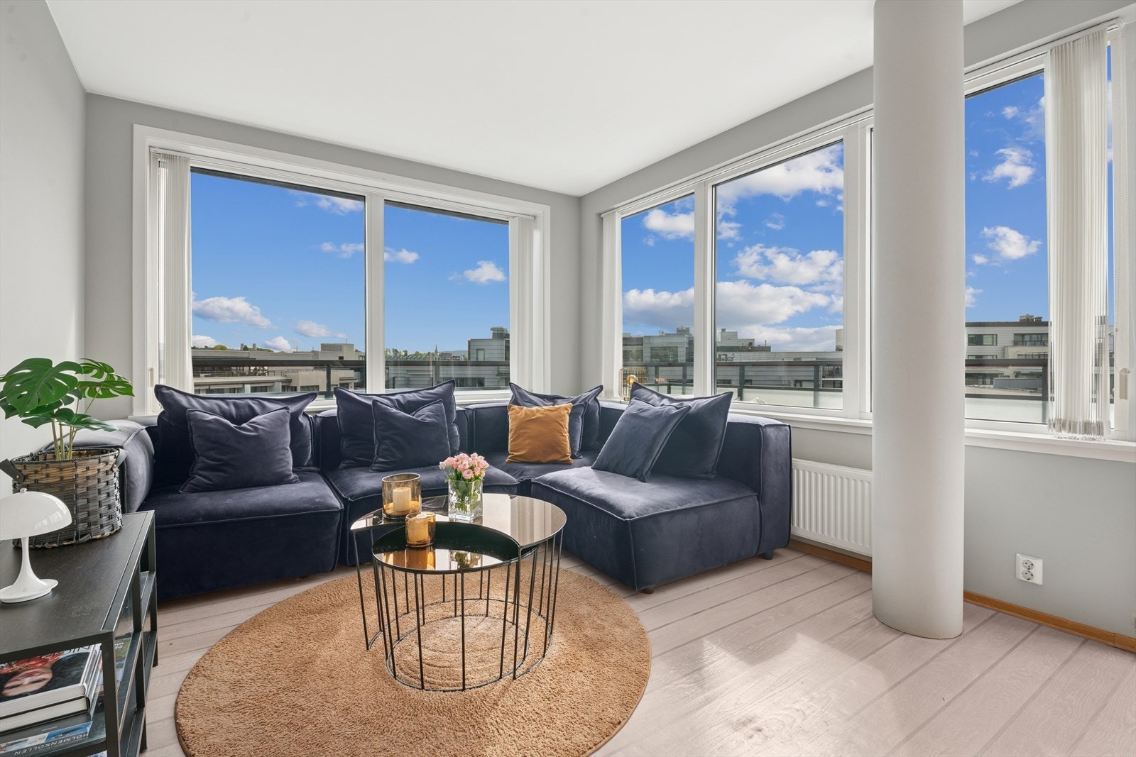 Store vindusflater skaper godt med naturlig dagslys. Galleribilde