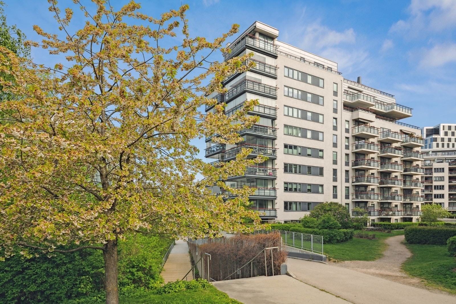 Her bor du tilbaketrukket, med umiddelbar nærhet til det du trenger i hverdagen. Galleribilde