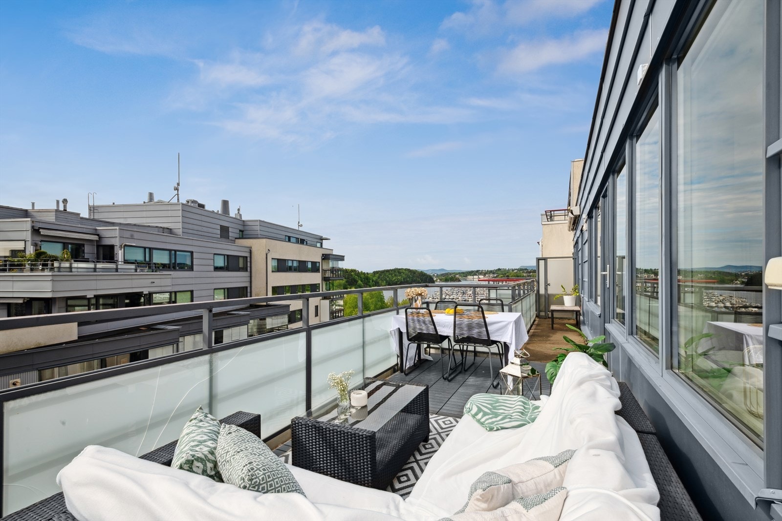 På terrassen er det plass til både spise og sofagruppe. Galleribilde