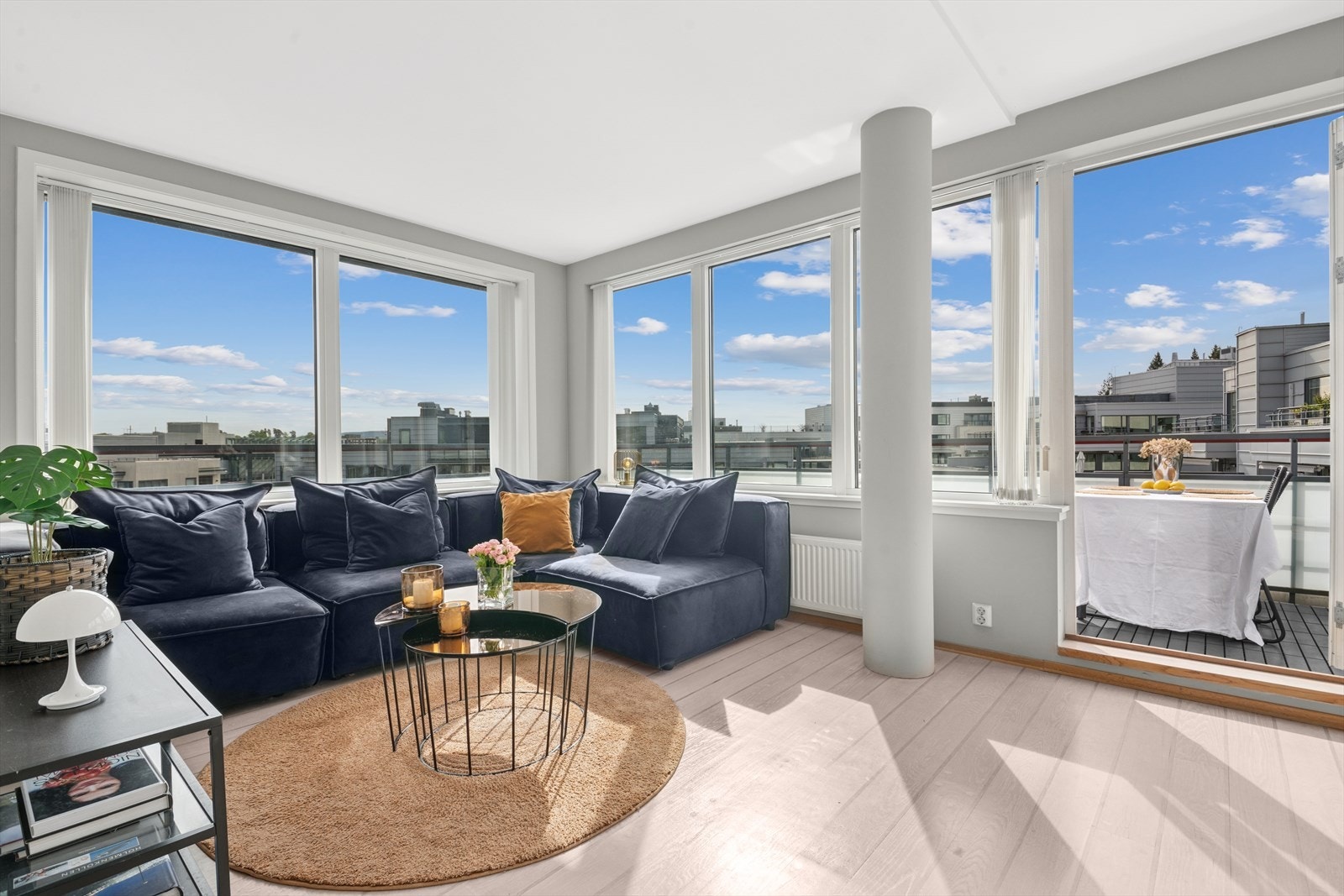 Fra stuen er det utgang til terrassen. Galleribilde