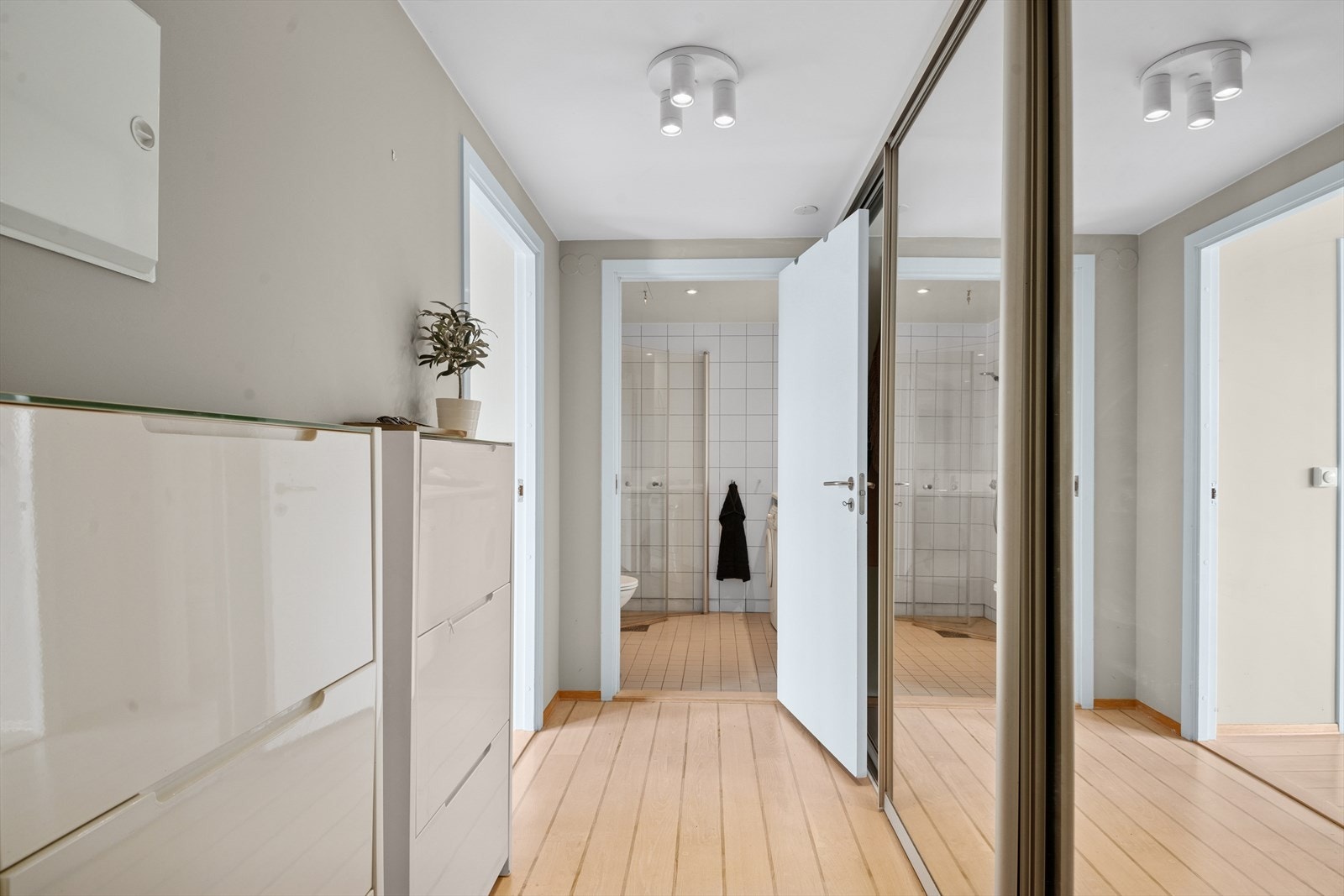 Leiligheten har en romslig entrè, innredet med stor skyvedørsgarderobe. Galleribilde