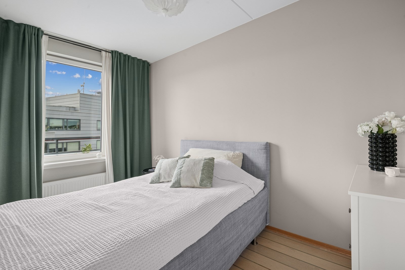 Det er godt med plass til dobbeltseng og tilhørende nattbord. Galleribilde