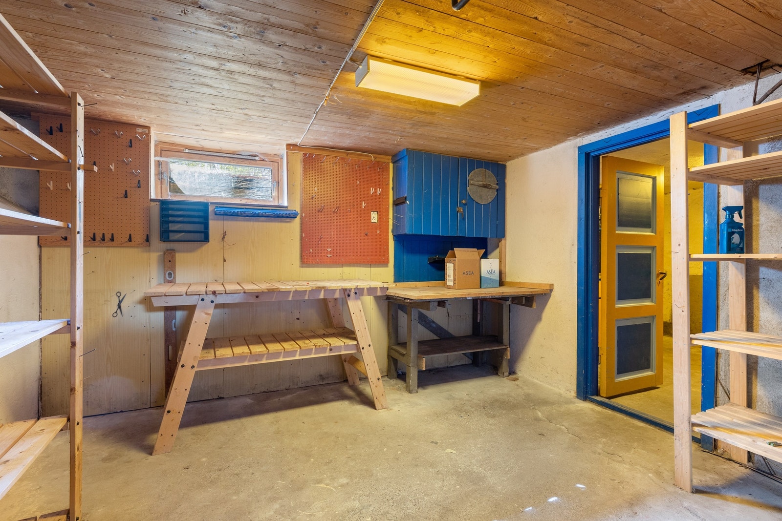 Verksted/bod i kjelleren. Galleribilde