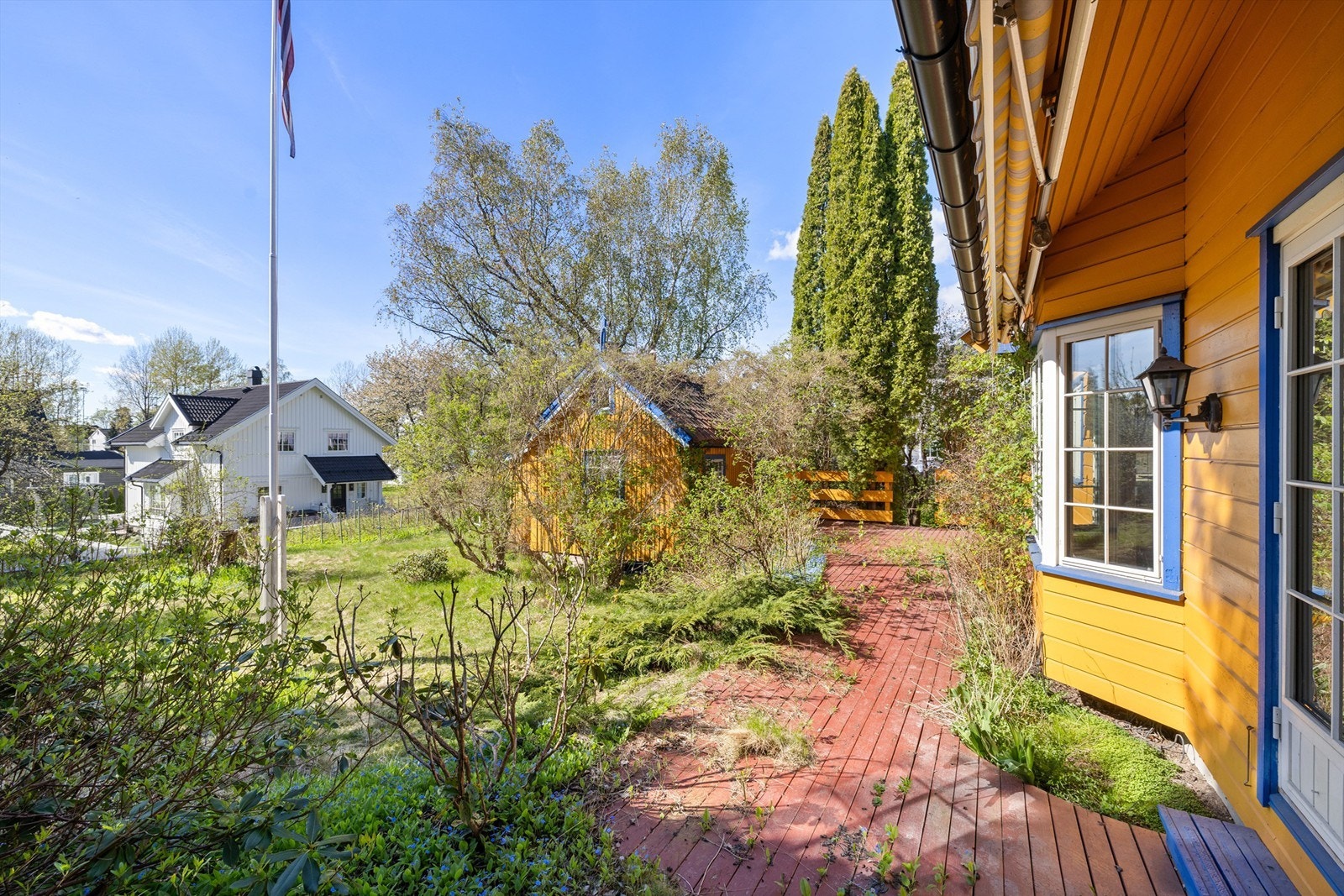 Vestvendt og solrik markterrasse. Galleribilde