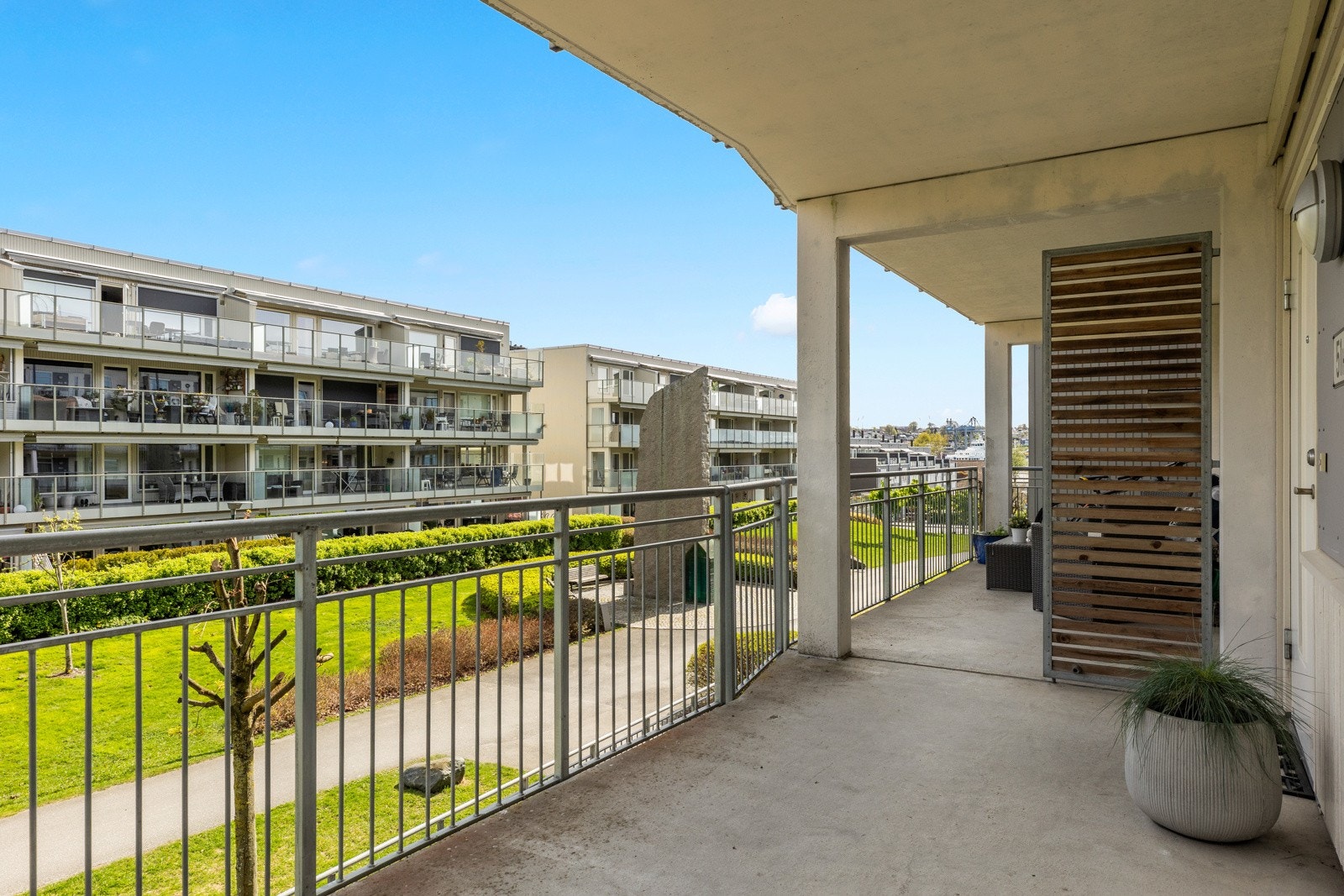 Ved inngangspartiet er det plass til hyggelig cafésett i morgensolen. Galleribilde