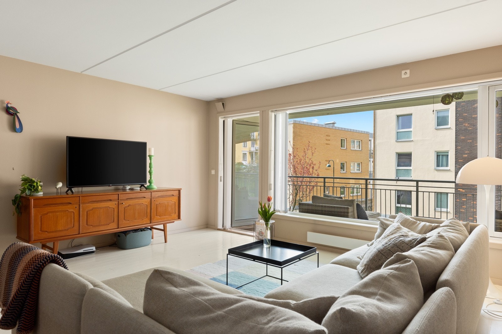 Leiligheten ligger i byggets 2. etasje og byr på en smart planløsning med god romfølelse og rikelig med naturlig lys. Galleribilde