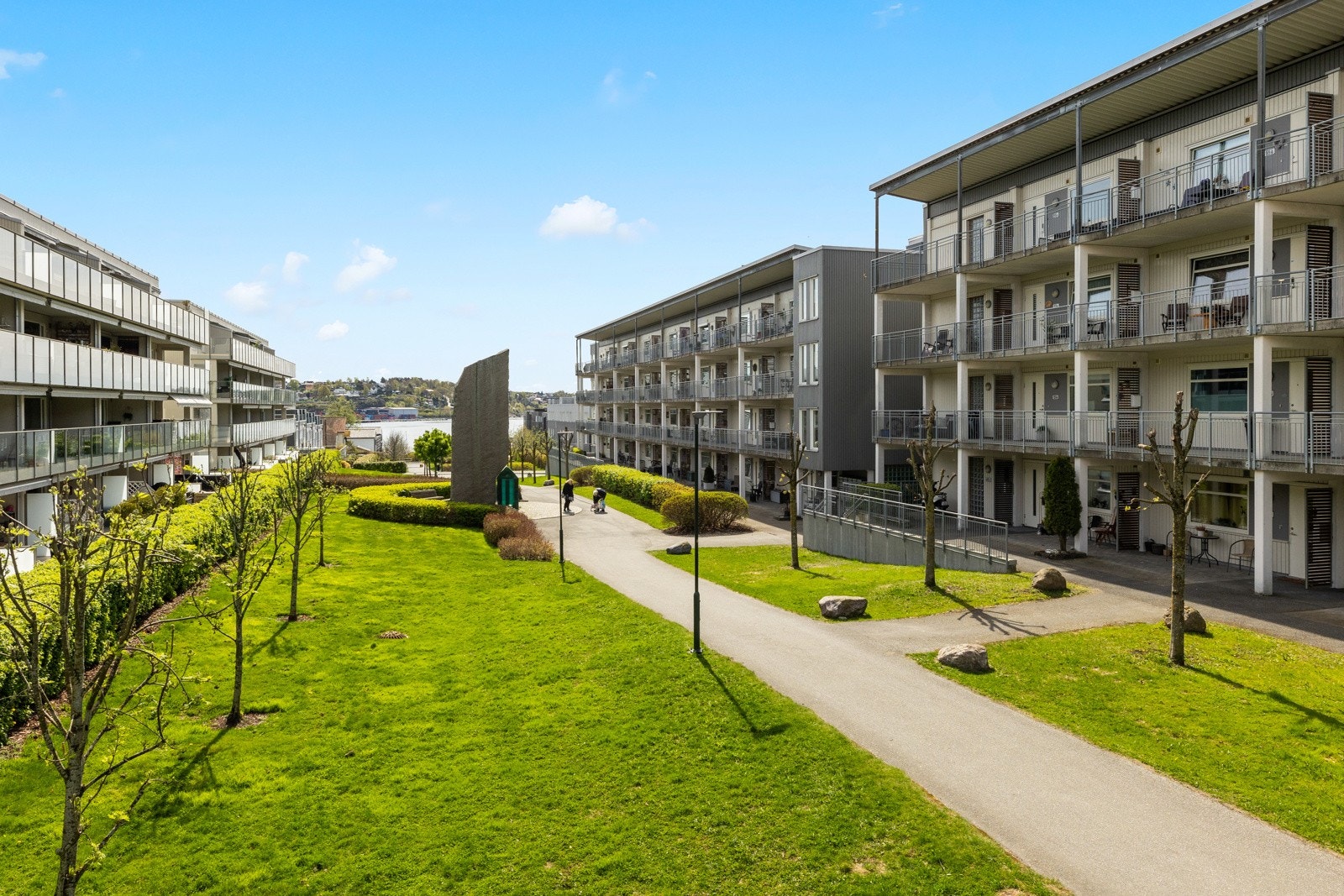 Det er flotte fellesområder rundt boligen. Galleribilde