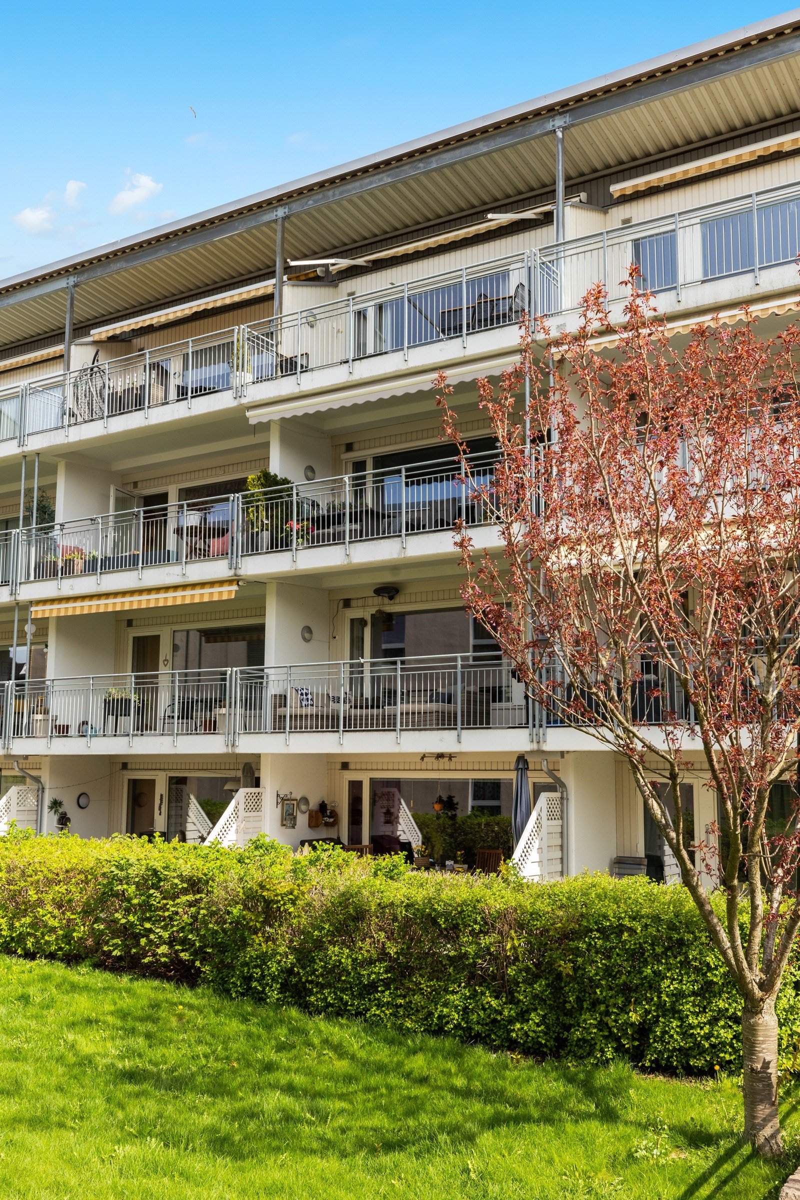 Med heis i bygget, garasjeplass i lukket anlegg og enkel adkomst til både sentrum og kollektivknutepunkter, ligger alt til rette for en praktisk og komfortabel hverdag. Galleribilde