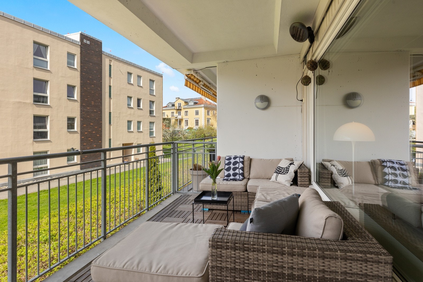 Fra stuen har du utgang til en solrik, vestvendt balkong - et herlig uterom som inviterer til hyggelige stunder på varme vår- og sommerdager. Galleribilde