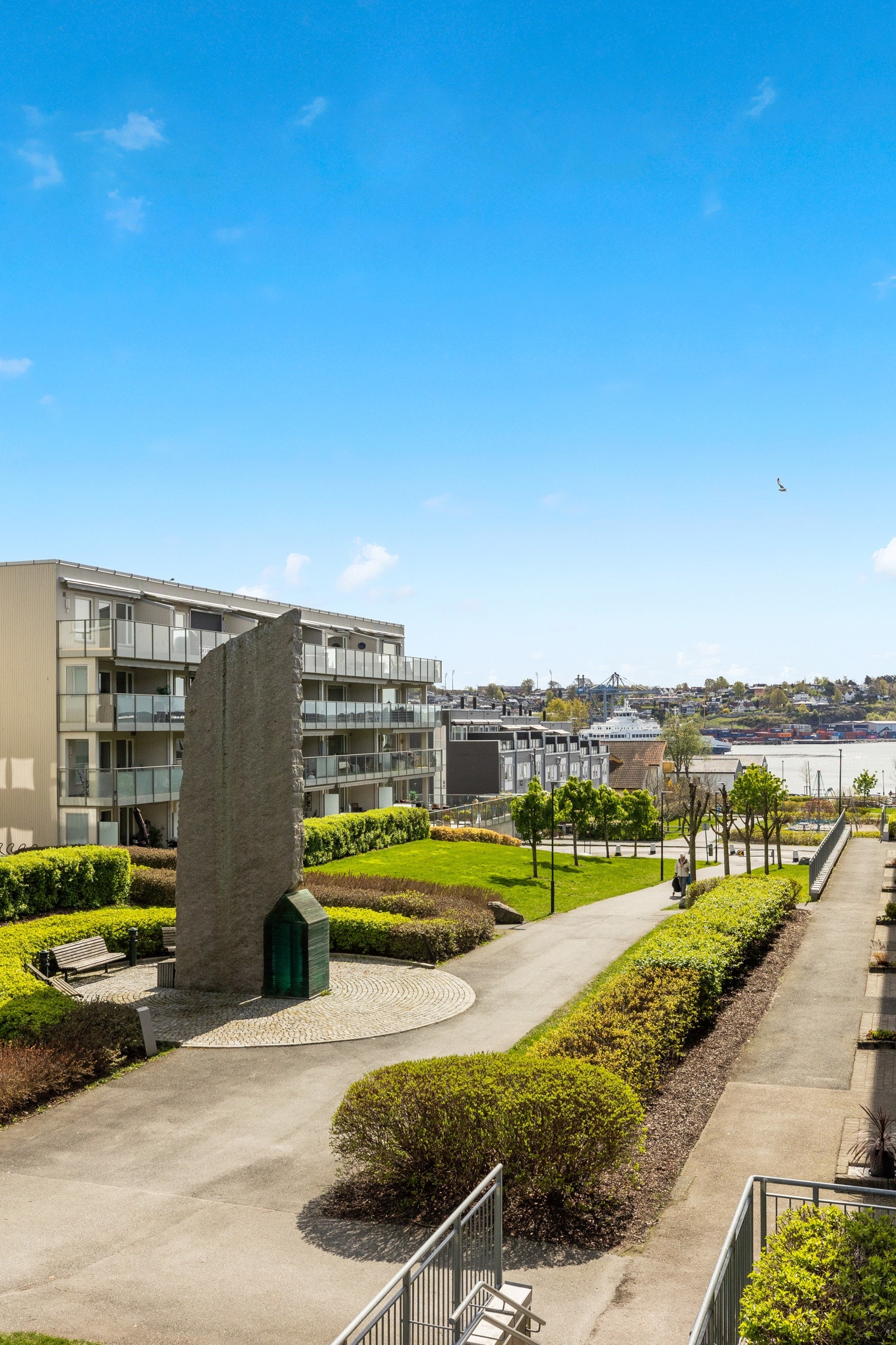 Kort vei til vannet og to av byens flotte strender og båthavner. Galleribilde