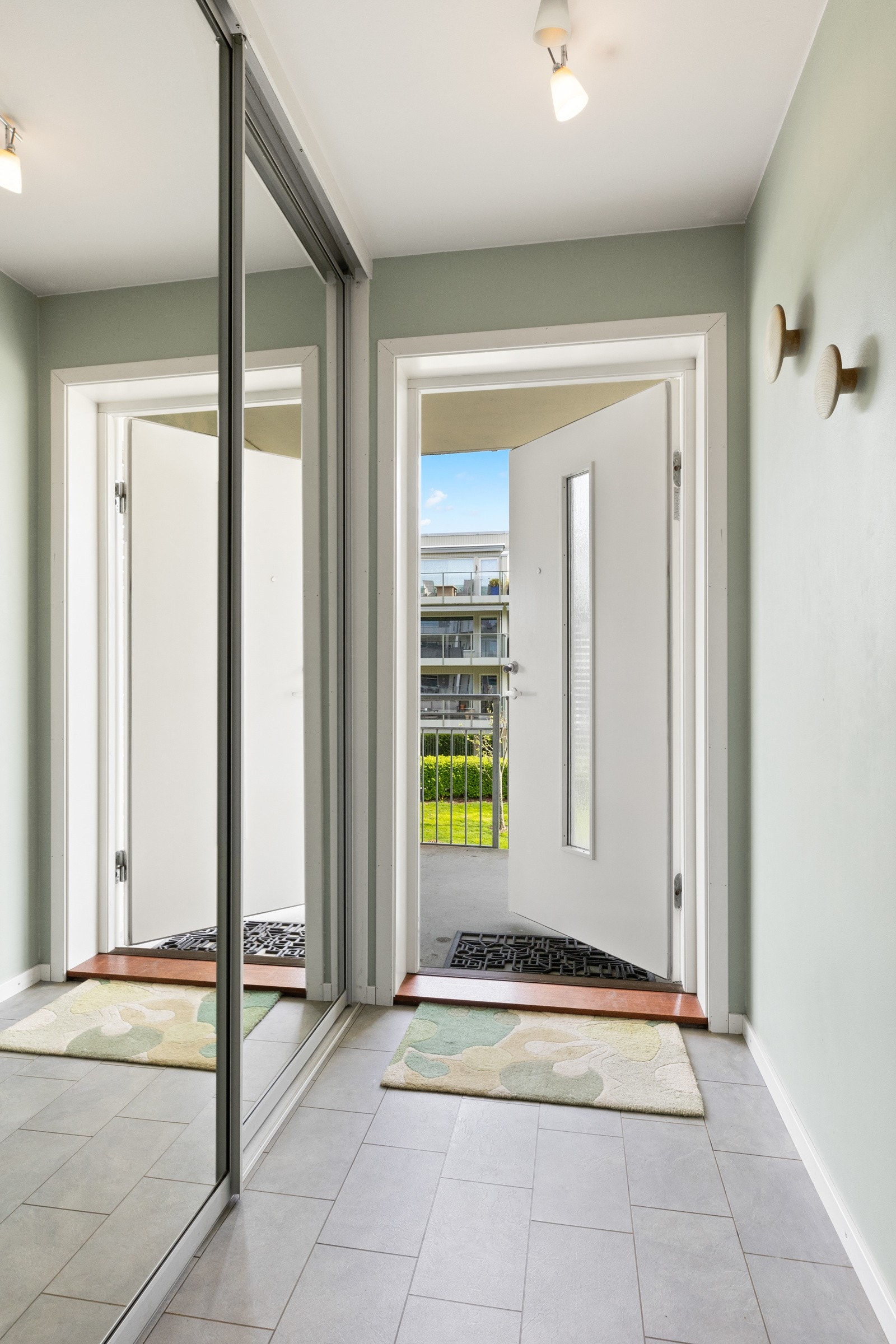 Gang/entré med mye lagringsplass i skyvedørsgarderobe. Galleribilde