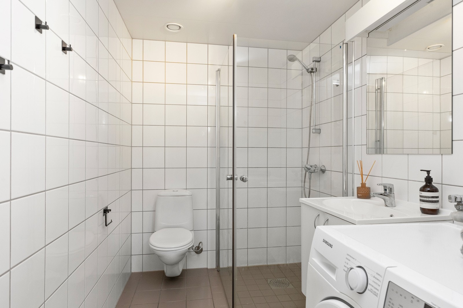 Pent flislagt baderom med behagelig gulvvarme, vegghengt toalett og dusjhjørne. Galleribilde