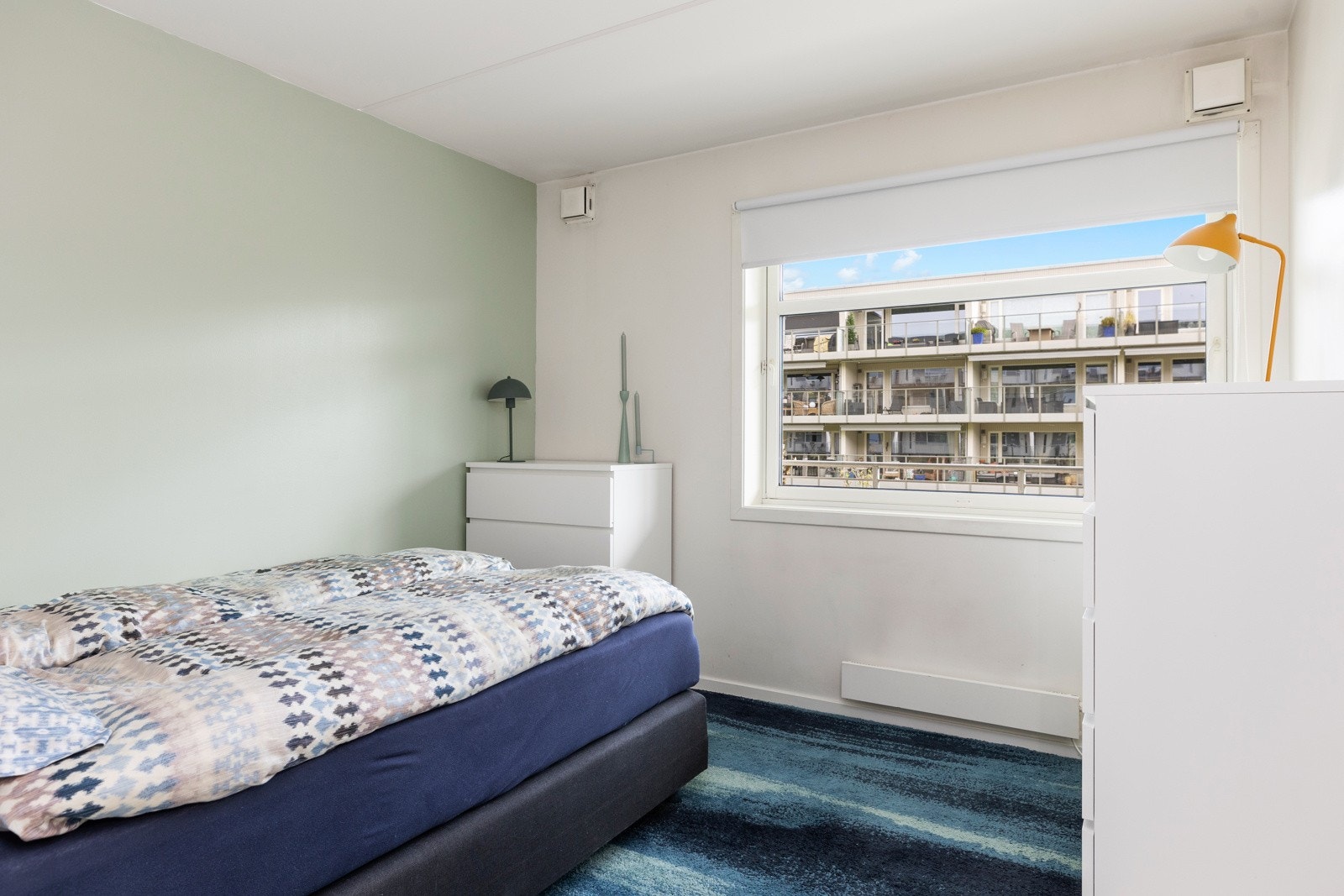 Soverommet vender ut mot rolige omgivelser. Her har man plass til dobbeltseng, nattbord og garderobeskap. Galleribilde