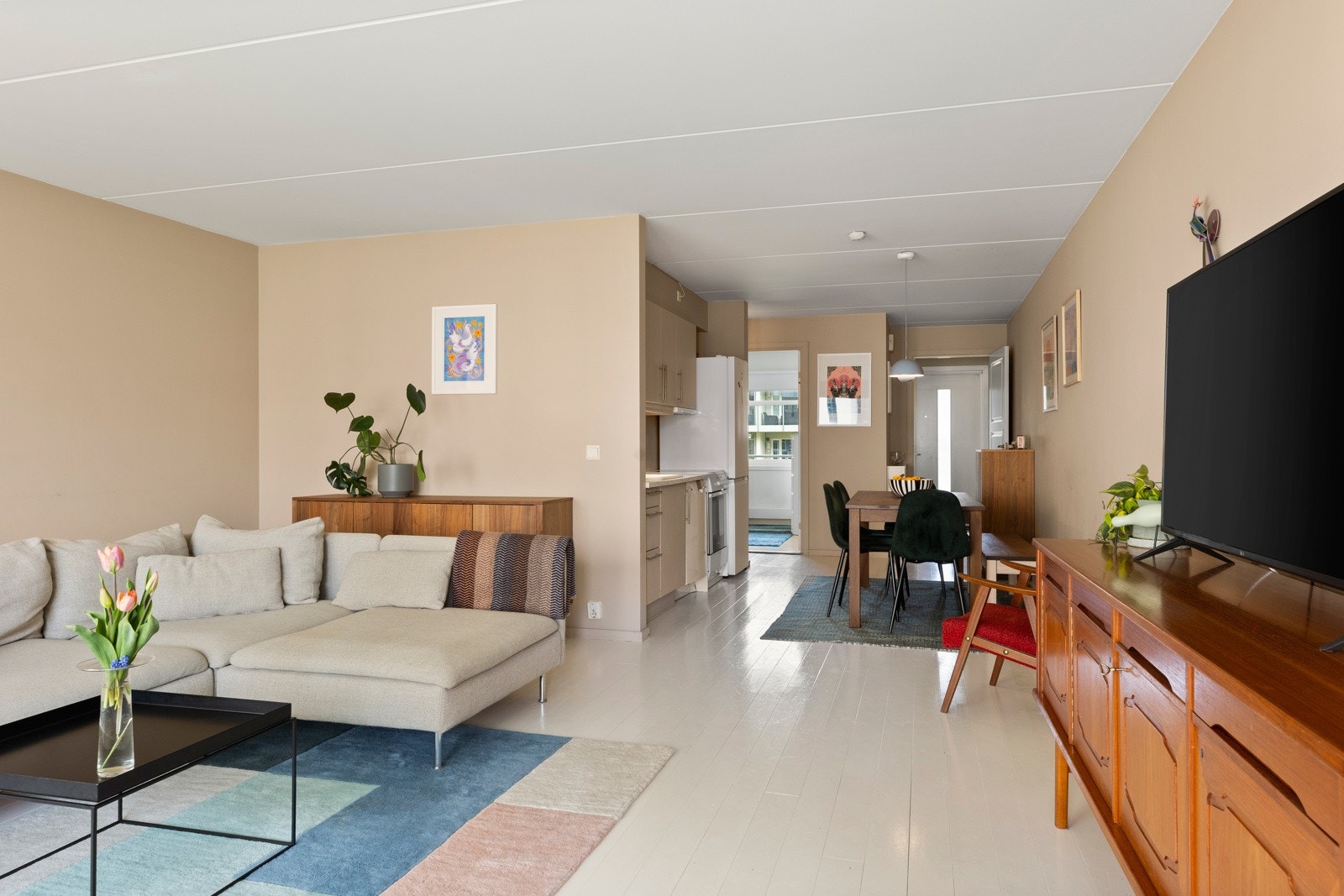 Kjøkkenet ligger i en praktisk plassbygd løsning. Galleribilde