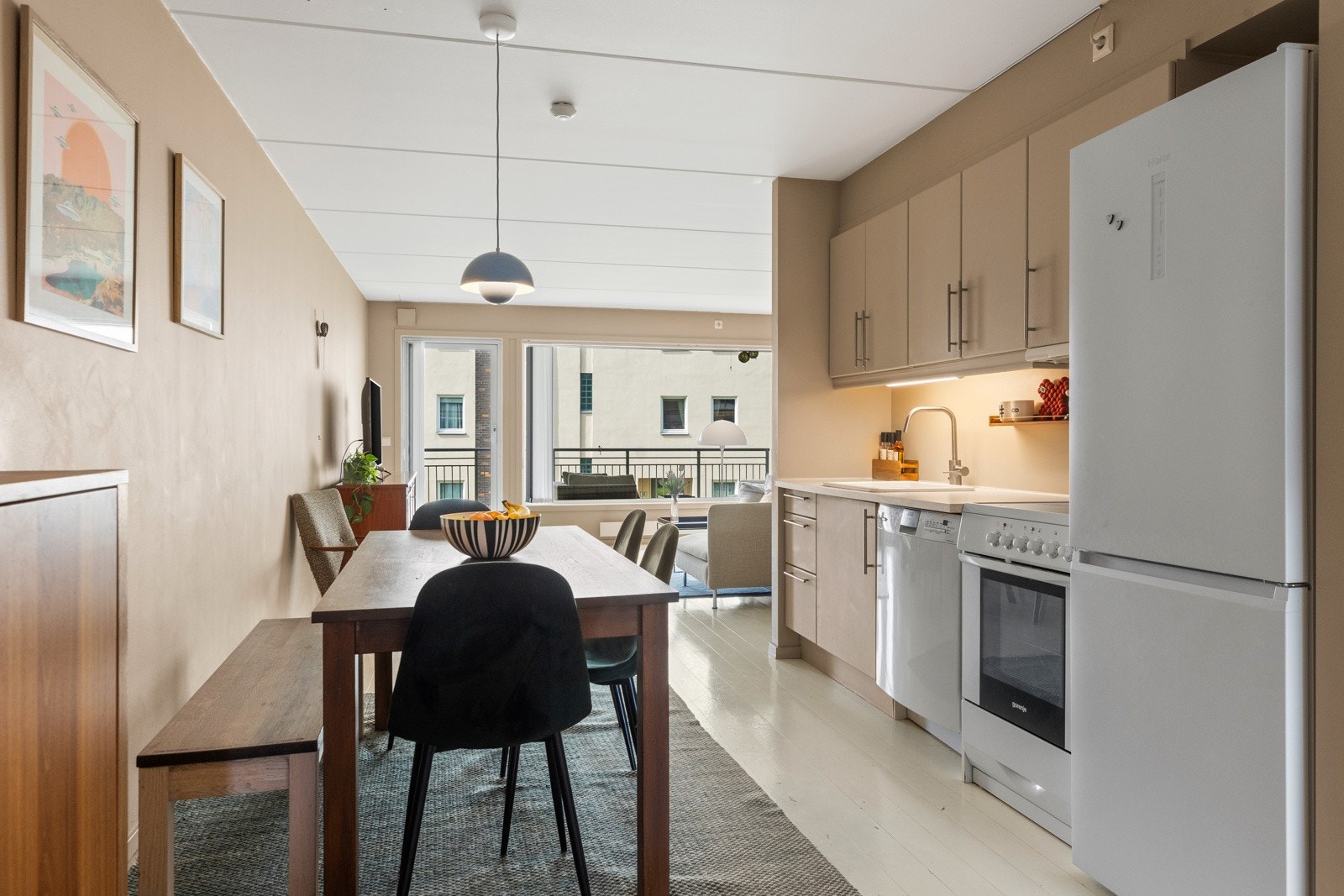 Åpen og sosial stue-/kjøkkenløsning med plass til både spisebord og sofagruppe. Galleribilde