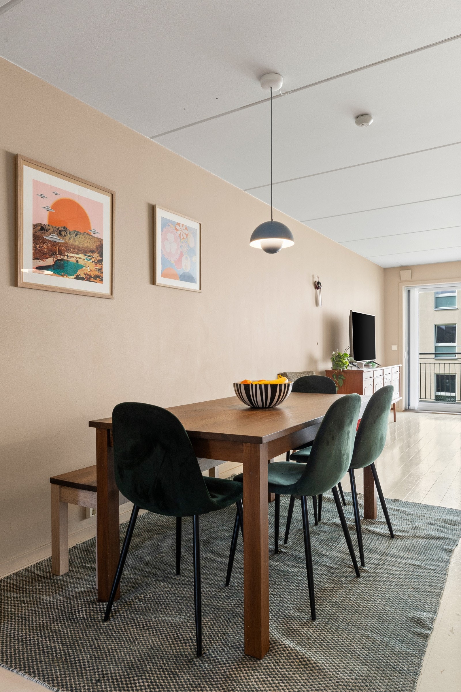 I direkte tilknytning til kjøkkenet har man plass til langbord og stoler. Galleribilde