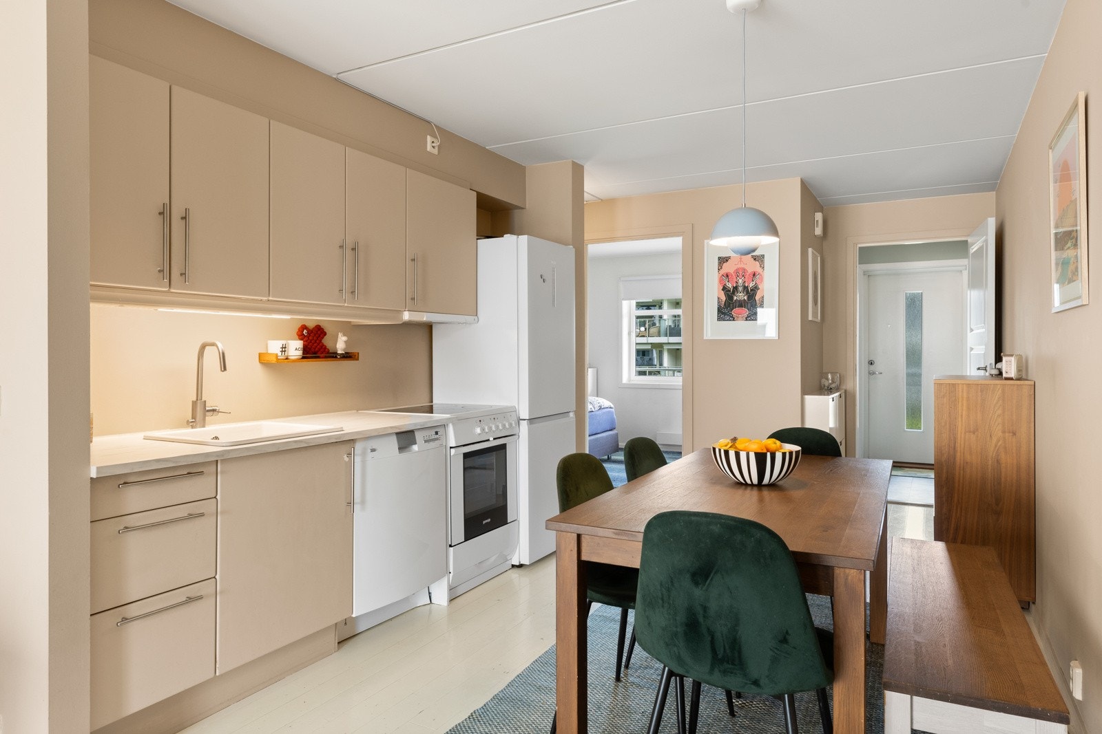 Her har man glatte fronter og sokler som er malt i samme farge som veggene. Galleribilde