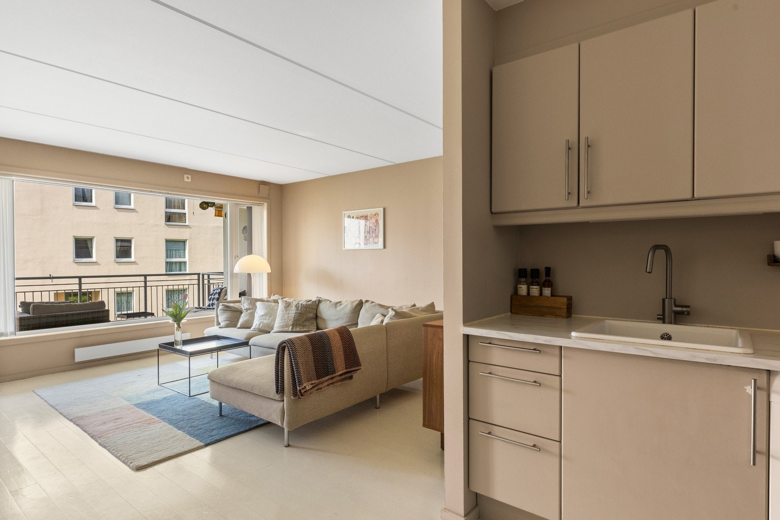 Ettermiddags- og kveldssol på balkongen sommerstid. Galleribilde