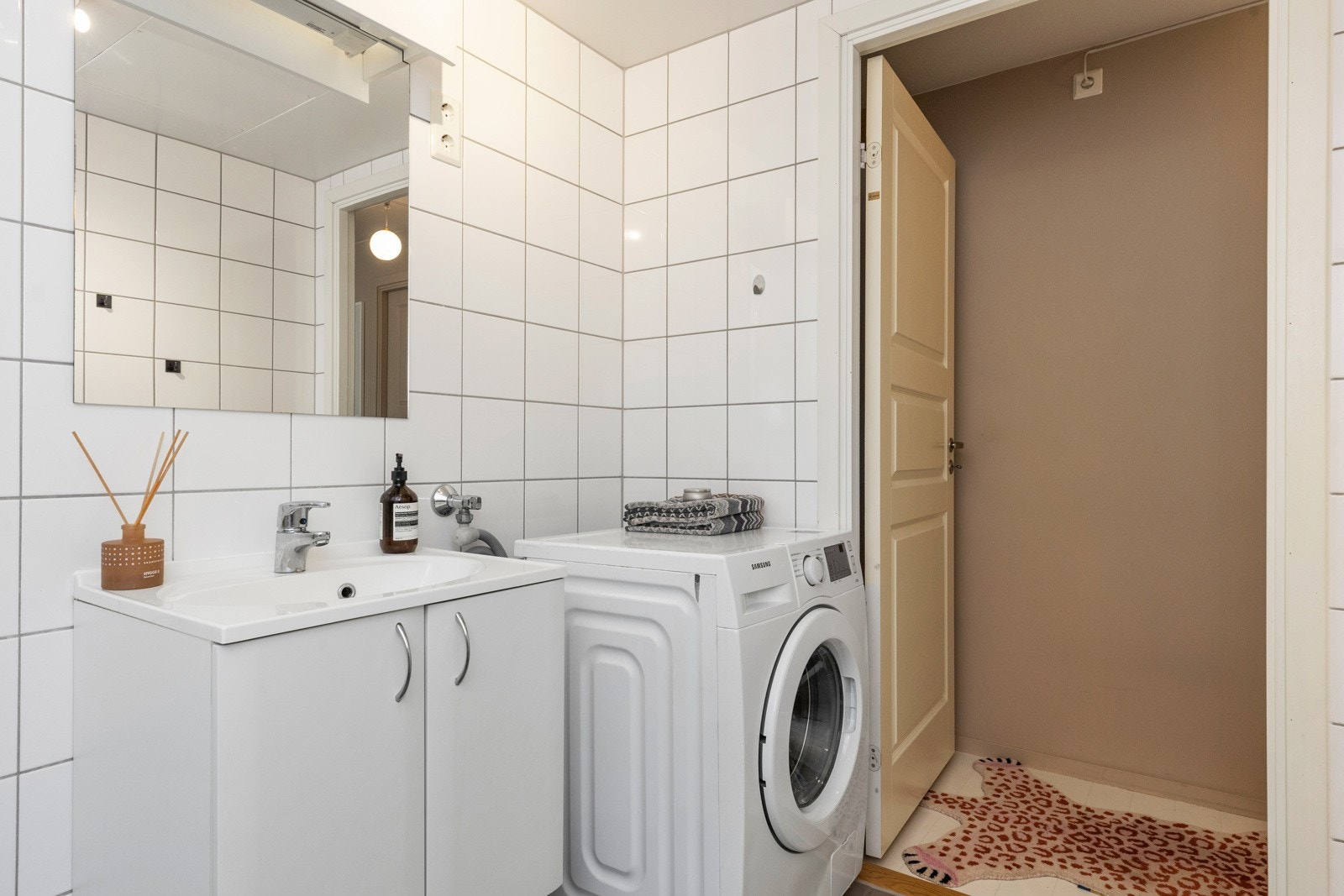 Det er videre vegghengt servantinnredning med heldekkende servant og opplegg for vaskemaskin og tørketrommel. Galleribilde