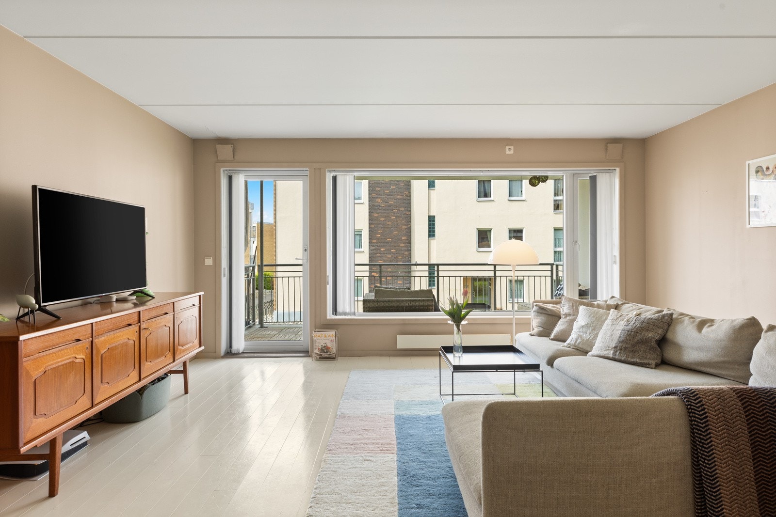 I stuen har man god plass til stor sofagruppe, tv-møbel og diverse annet møblement. Galleribilde