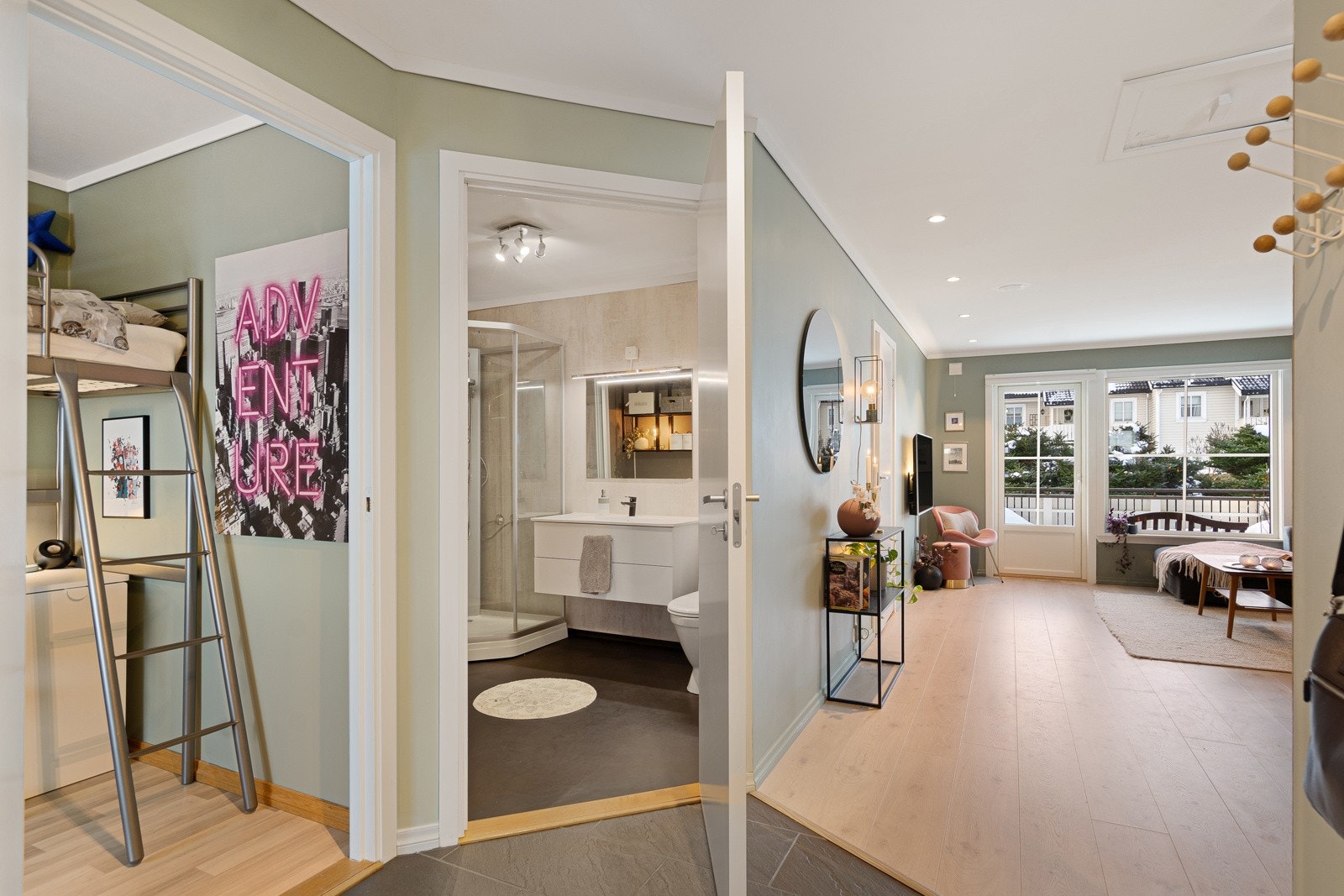 Entreen er romslig og har godt med garderobeplass Galleribilde