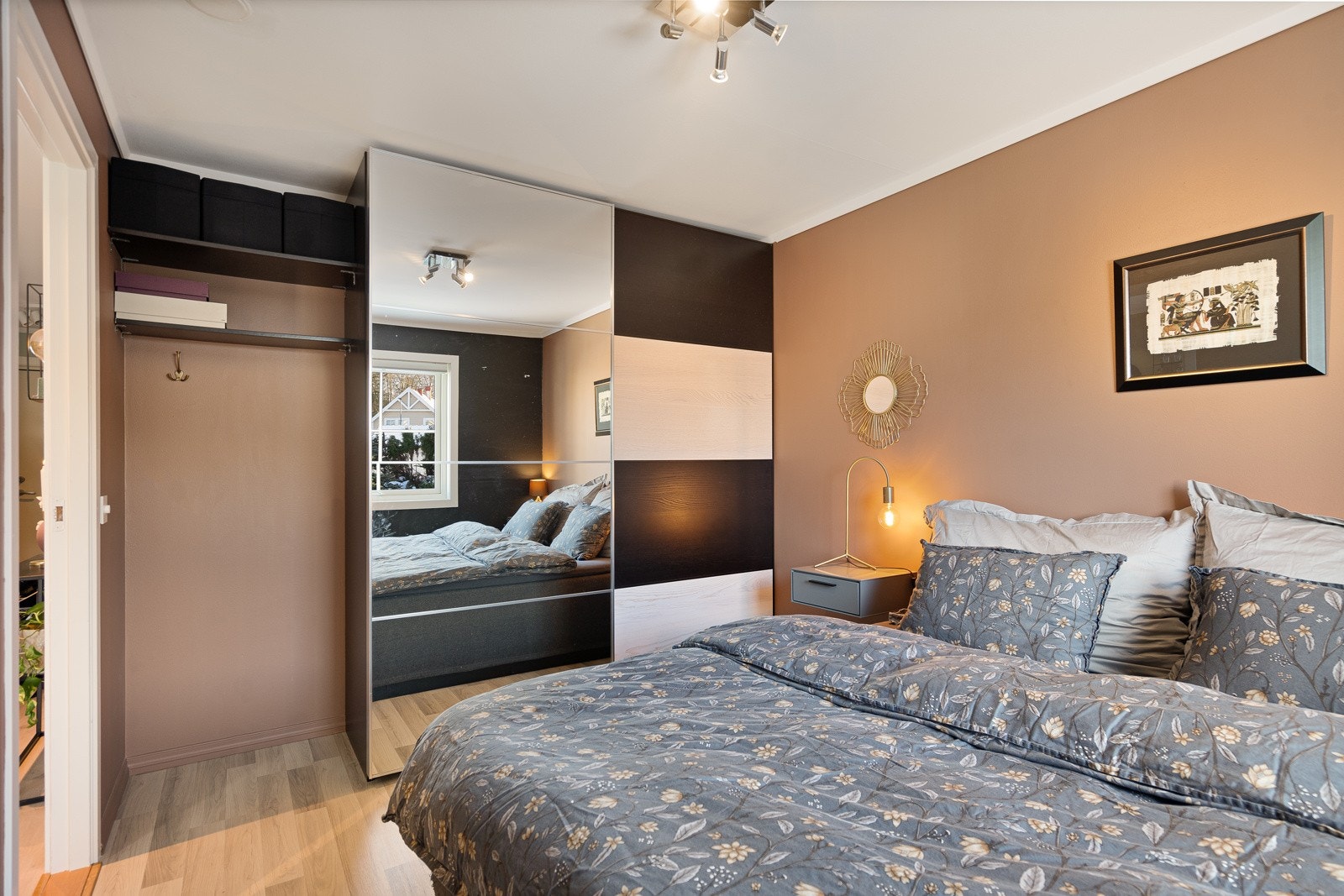 Soverom 1 har stort garderobeskap Galleribilde