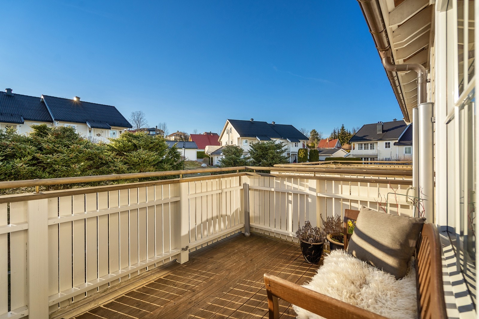 God plass til utemøbler på balkongen Galleribilde