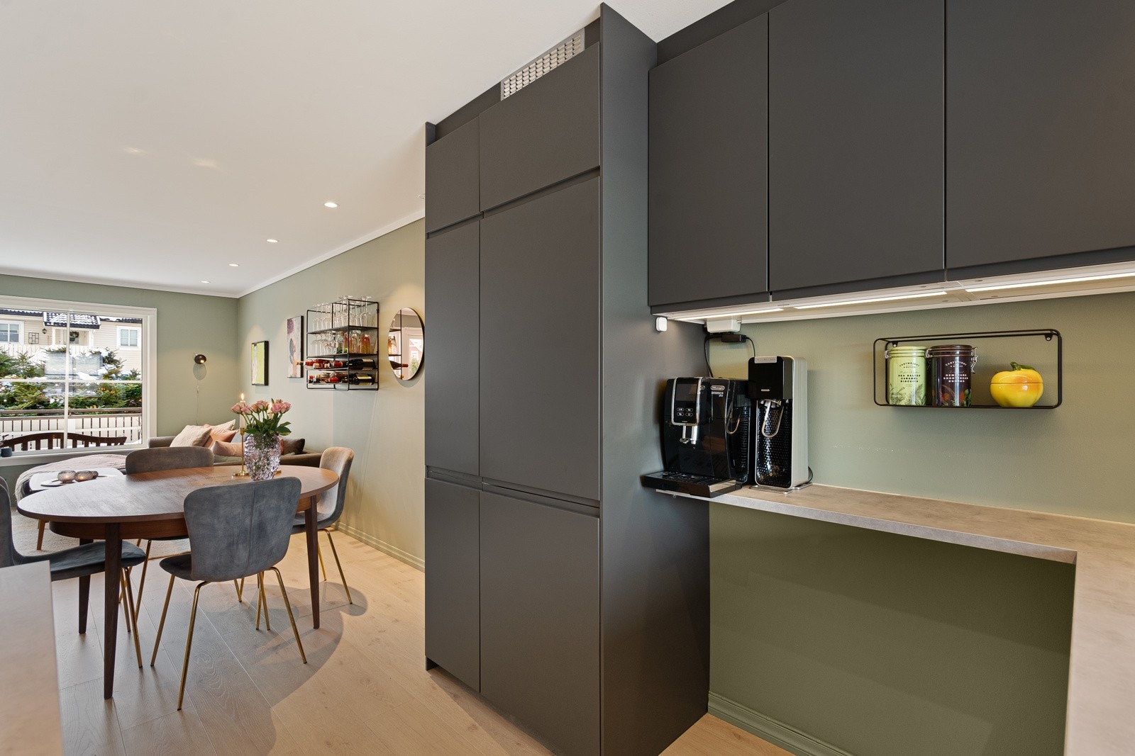 Stilrent kjøkken i mørk grå utførsel Galleribilde