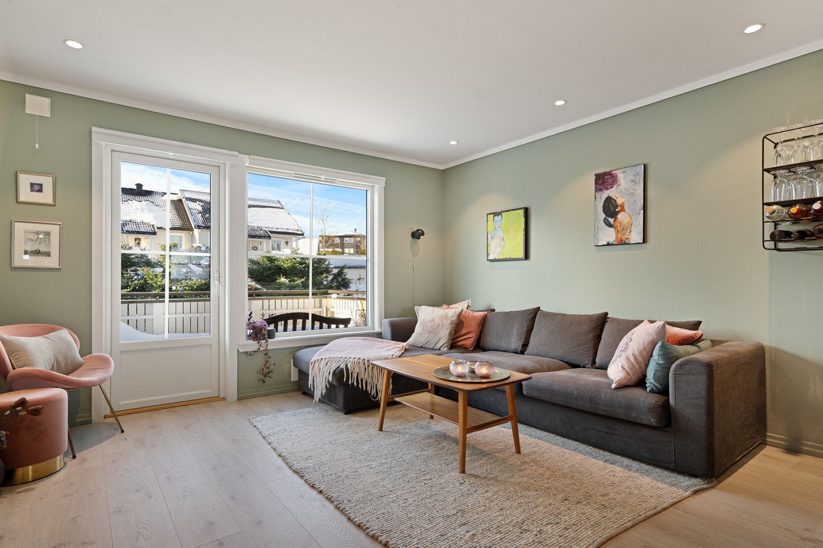 Store vindusflater gir et godt lysinnslipp i leiligheten Galleribilde