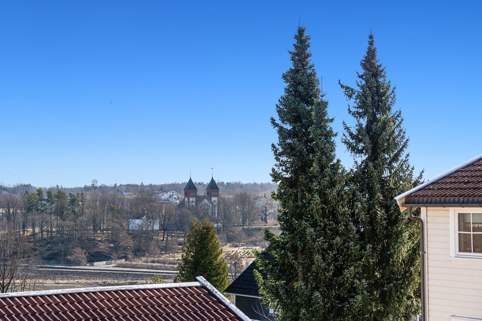 Vidt utsyn fra terrassen mot øst Galleribilde