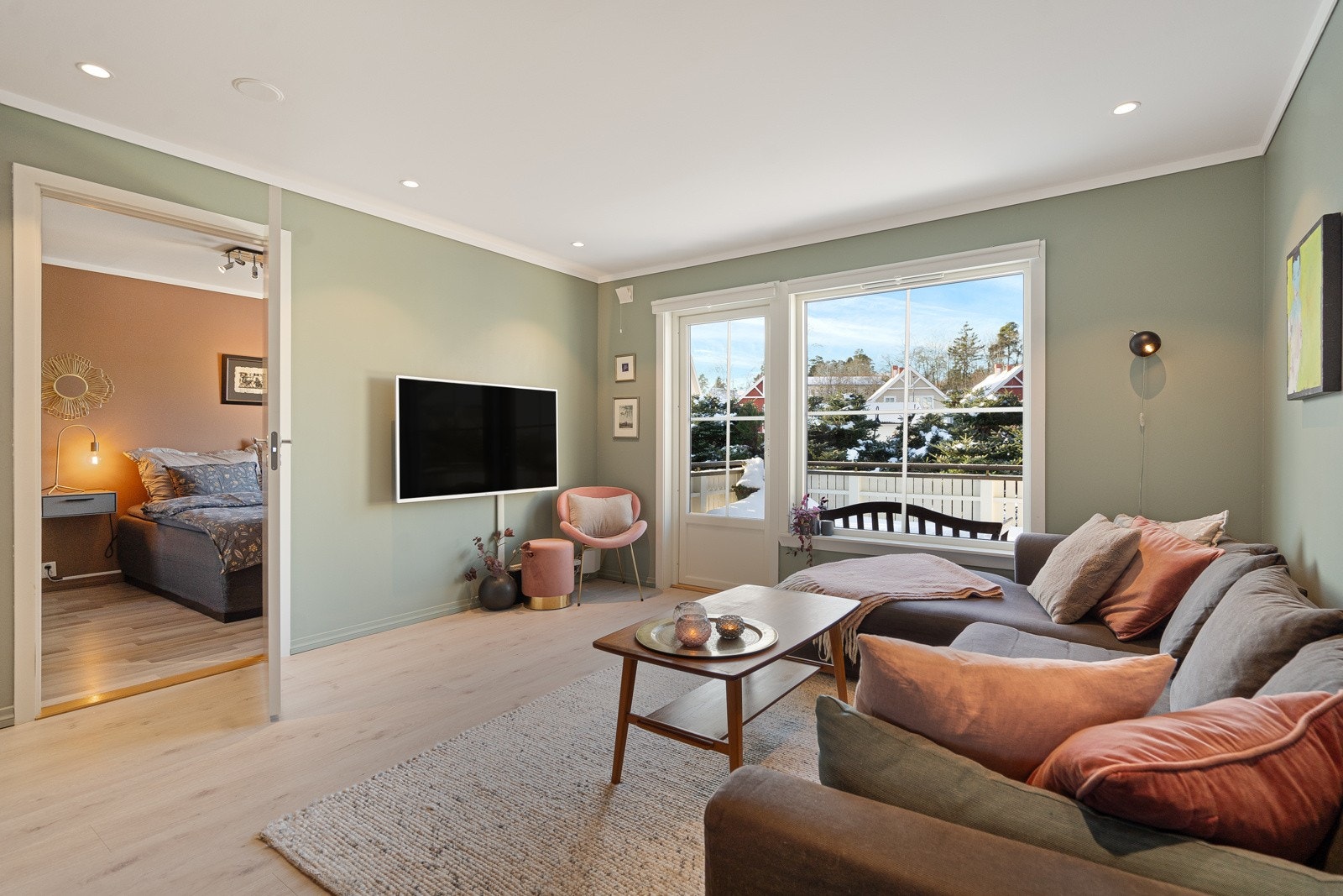 Utgang fra stuen til vestvendt balkong med sen kveldssol Galleribilde