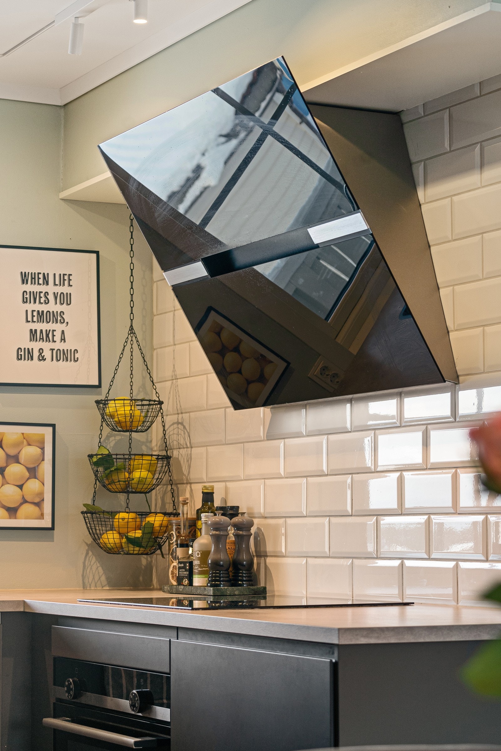 Flotte detaljer på kjøkkenet med trendy fliser på veggen Galleribilde