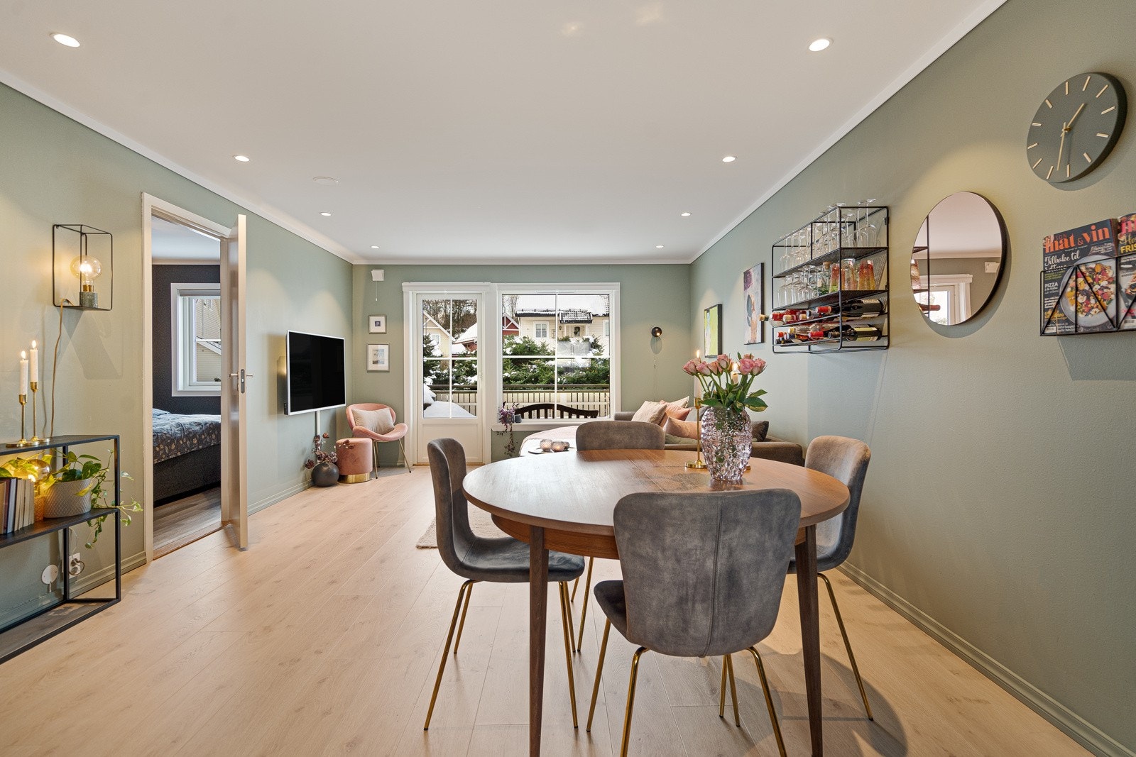 Lys og romslig stue med god plass til spisestue Galleribilde