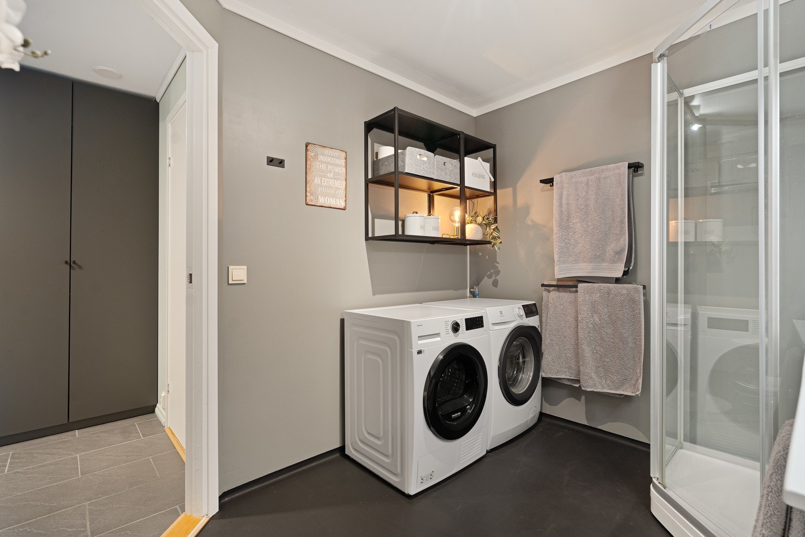 Stort bad med god plass til innredning, kabinett, toalett og vaskemaskin/tørketrommel Galleribilde