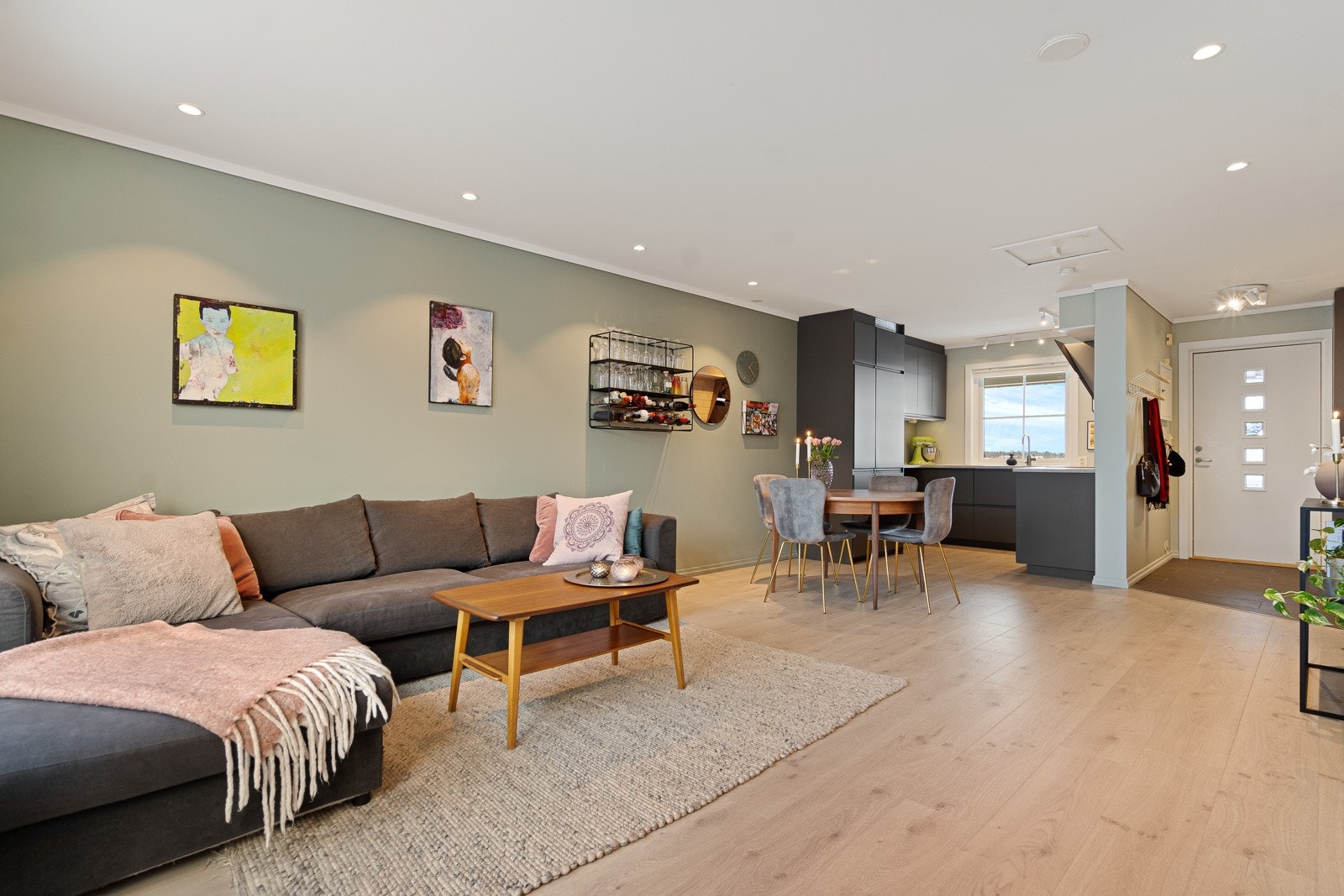 Nydelig oppusset leilighet med moderne farger Galleribilde