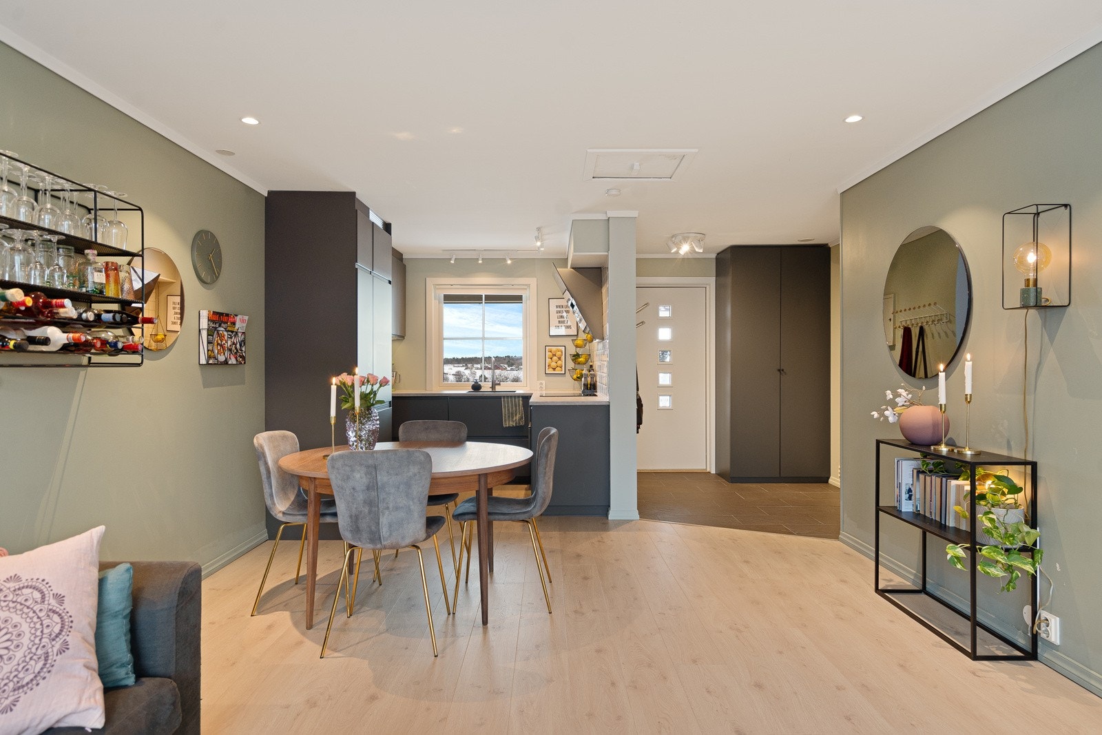 Åpen løsning mellom stuen og kjøkkenet Galleribilde