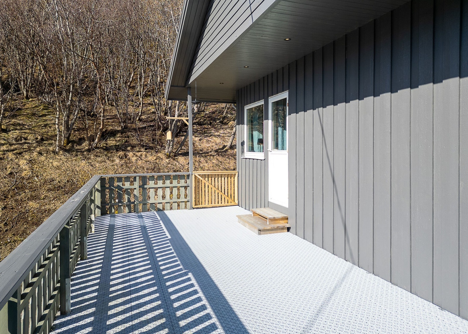 Solrik terrasse med plass for diverse utemøblering Galleribilde