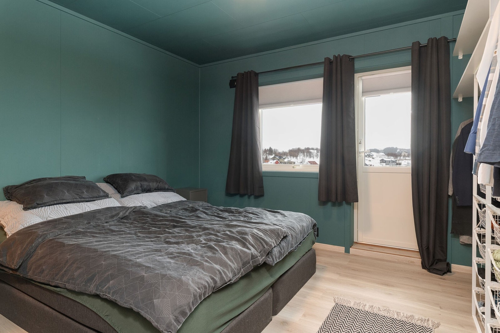 Hovedsoverom med utgang til balkong, oppusset i senere tid Galleribilde