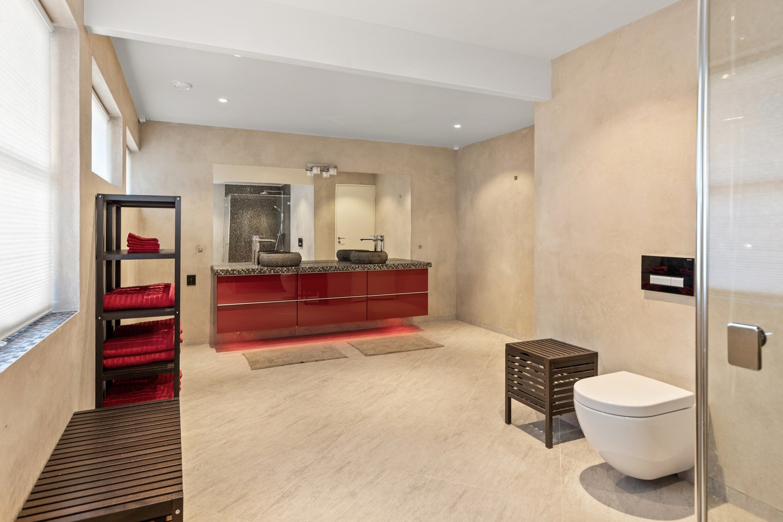 Stort, utvidet og delikat bad i første etasje i tilknytning til hovedsoverommet Galleribilde