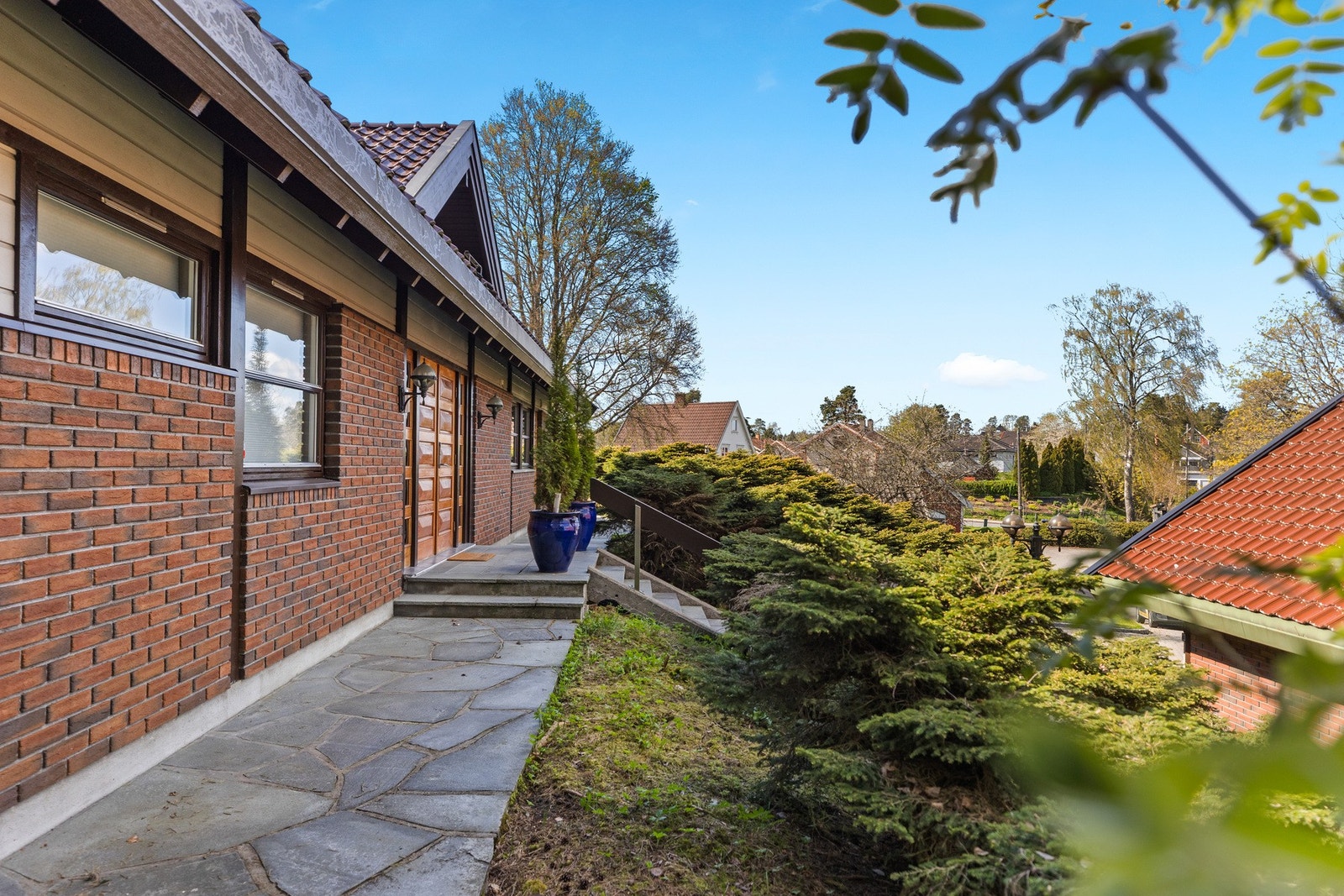 Det er støpt gangvei rundt boligen belagt med skifer Galleribilde